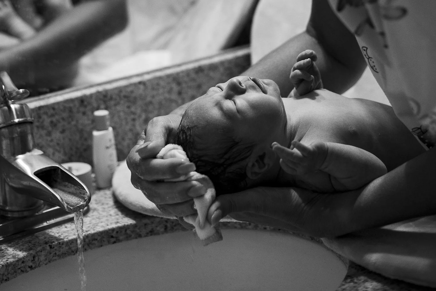 20230624_Kahre Newborn Home Bath_05.jpg
