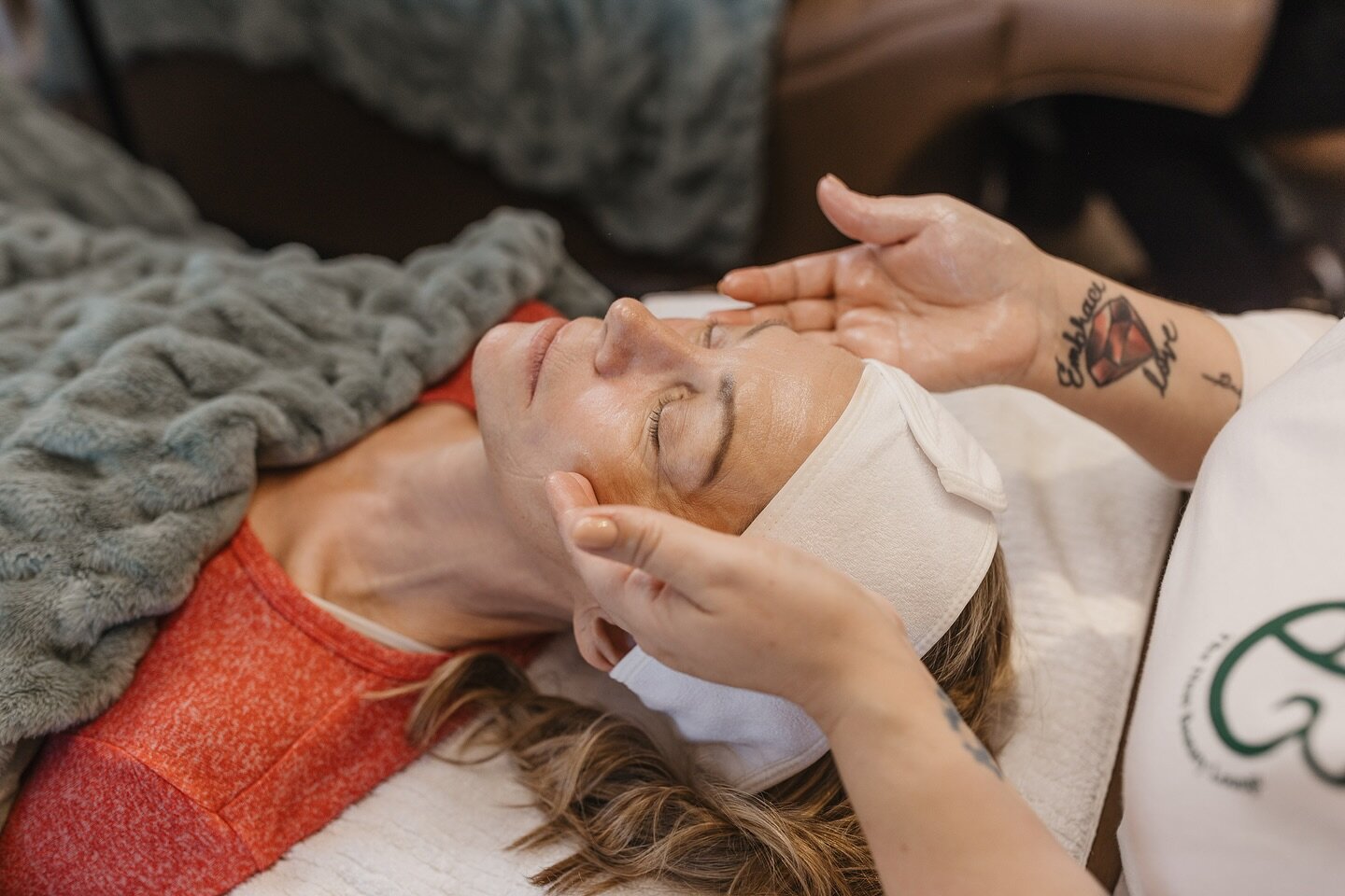 Don&rsquo;t Miss Out: Limited-Time Clean Beauty Facial Offer!

Experience the luxury of a 30-minute Clean Beauty Facial at The Nest Beauty Lounge inside @wrenandwild for only $50, a significant drop from the regular $89 price! 

@thenestbeautylounge 