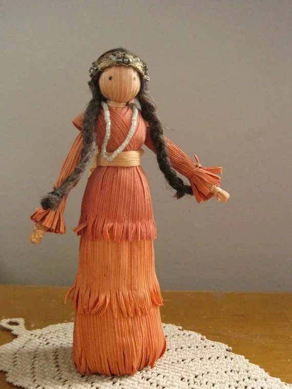  Native American corn husk doll: https://i.pinimg.com/originals/a6/34/4c/a6344c5676bda7a62c3fbf978fdebcc1.jpg 