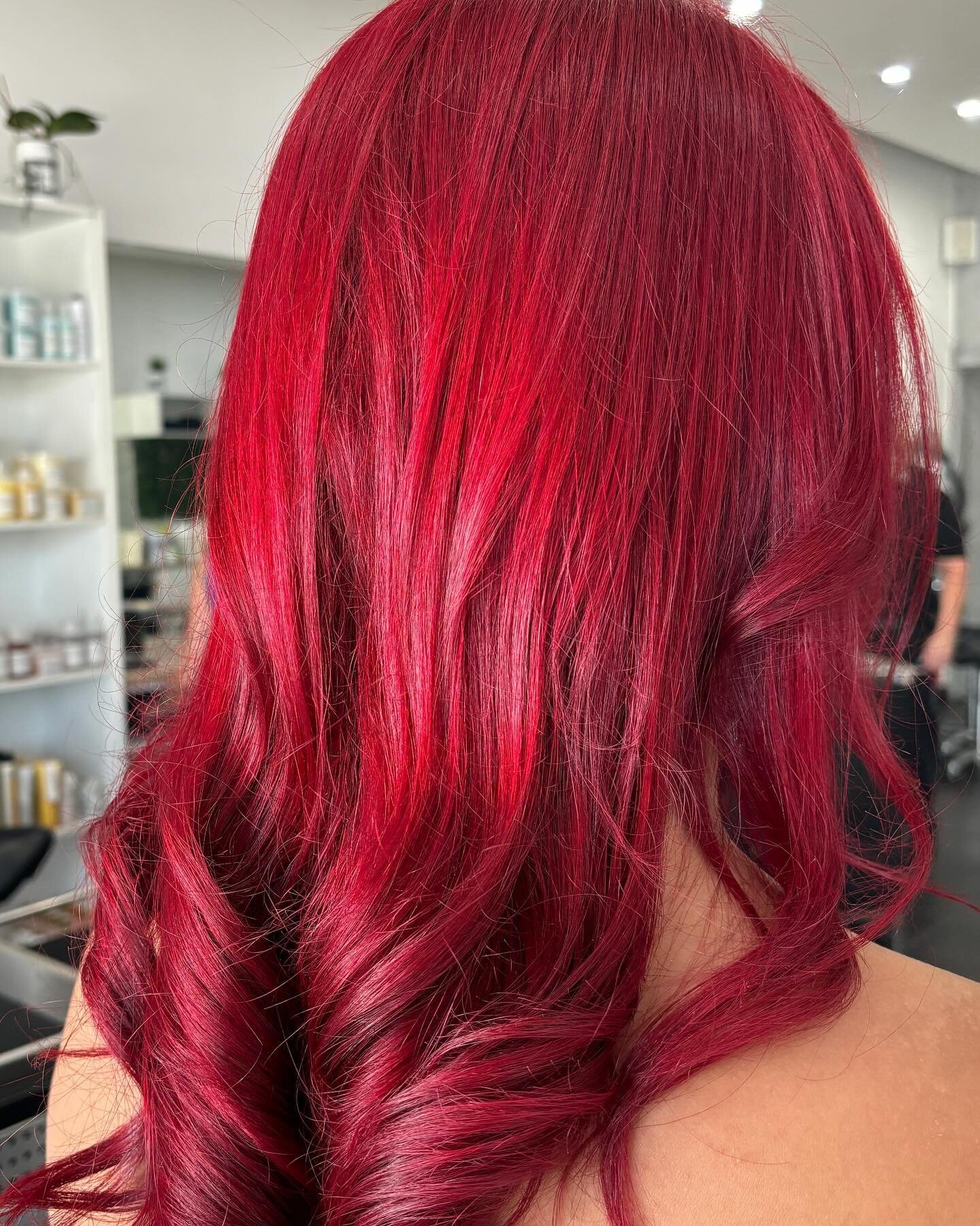 Loving our cherry reds 🍒🍒🍒
Formula: pure extreme magenta 20g pure extreme red 10g 20vol
#kashair #wedontjustcutwecreate #cherryredhair #redhairdontcare #redhair #purehaircare #k18 #mayointernational #revitafoam #bundoorahairdresser #melbournehairs