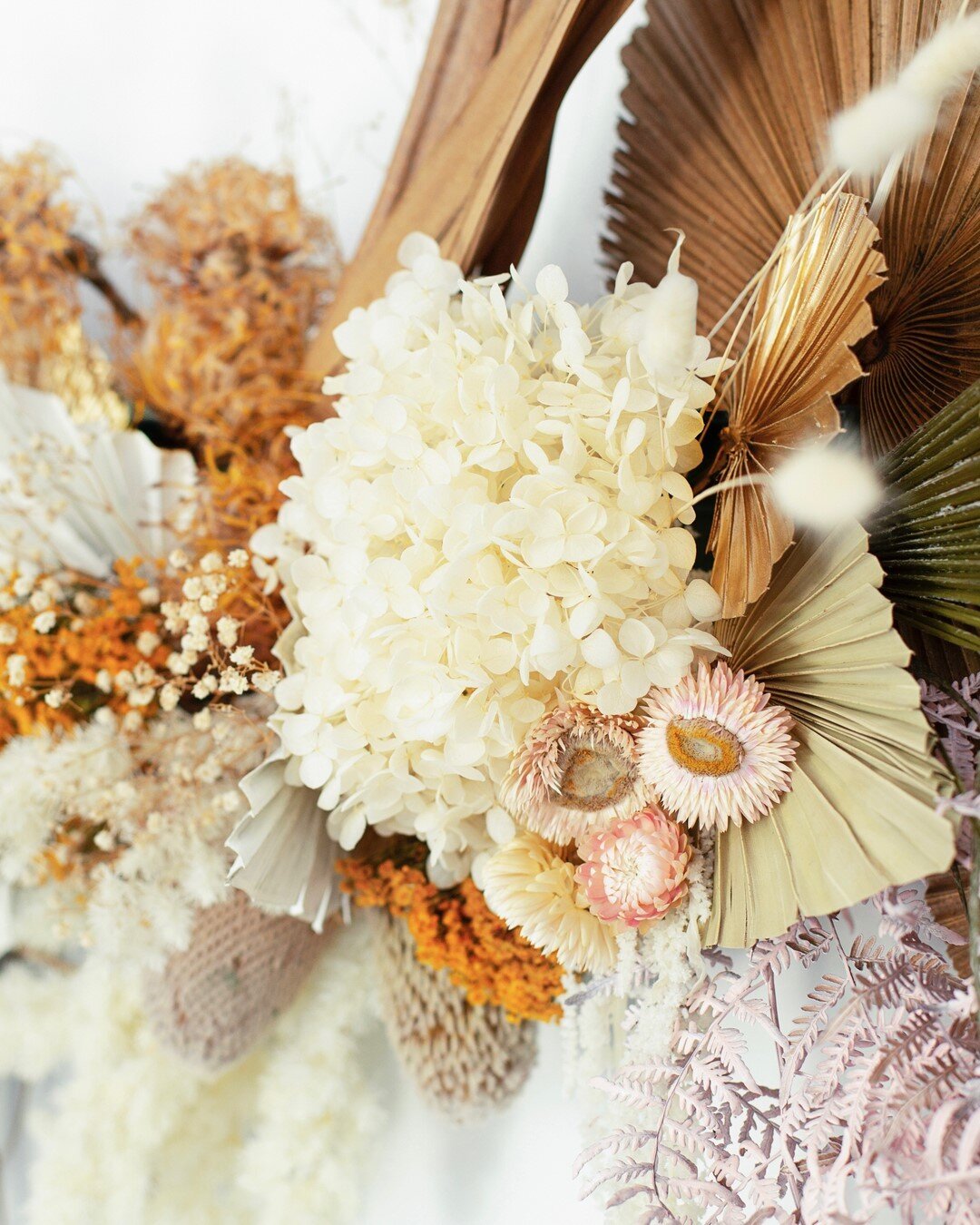 Dreamy textural dried ingredients 😍 this earthy colour palette with a touch of pink and gold is still one of our faves!