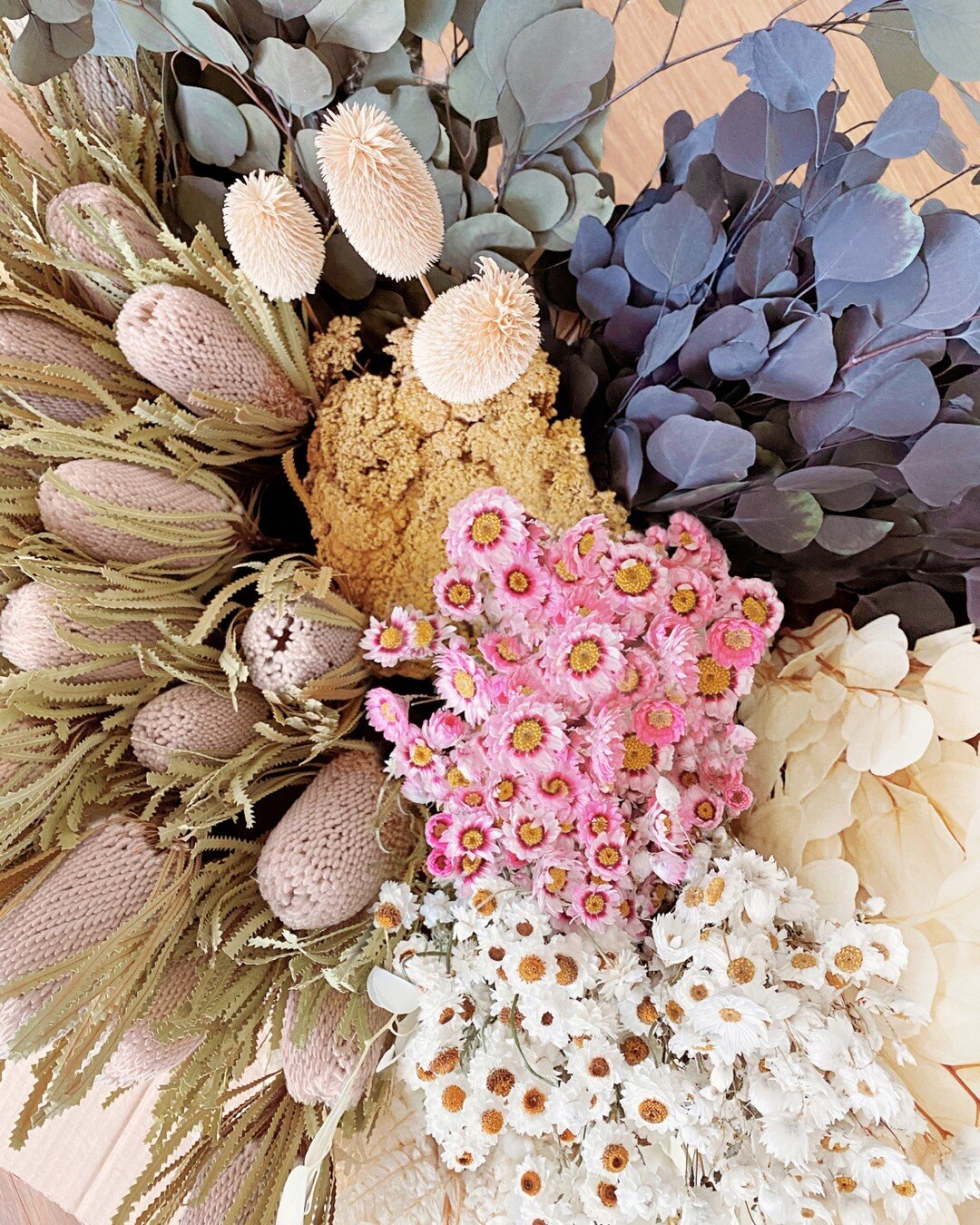 A box full of dried flower goodness 😍 We hand pick the dreamiest ingredients to go into all of our creations!⠀⠀⠀⠀⠀⠀⠀⠀⠀
⠀⠀⠀⠀⠀⠀⠀⠀⠀
Dried and preserved flowers come in a wide variety of beautiful colours and styles so the possibilities really are endle