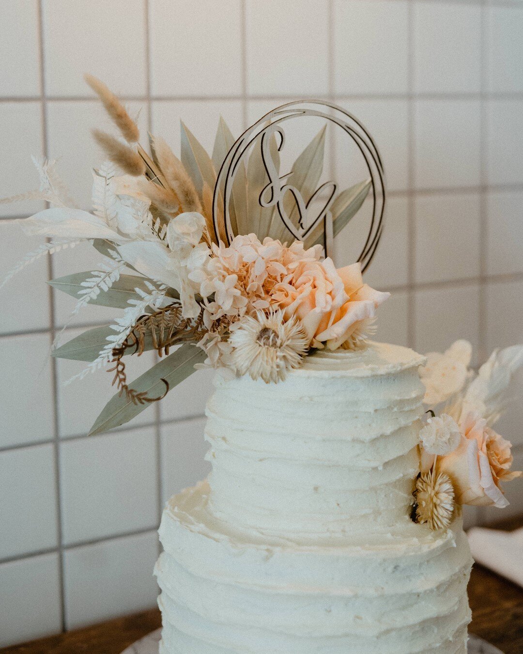 When the flowers look just as delicious as the cake!⠀⠀⠀⠀⠀⠀⠀⠀⠀
⠀⠀⠀⠀⠀⠀⠀⠀⠀
Dried blooms with a touch of fresh for Josh and Steph&rsquo;s wedding back in May at @beachsidedojomanly ⠀⠀⠀⠀⠀⠀⠀⠀⠀
⠀⠀⠀⠀⠀⠀⠀⠀⠀
Image @kellyjuryphotography