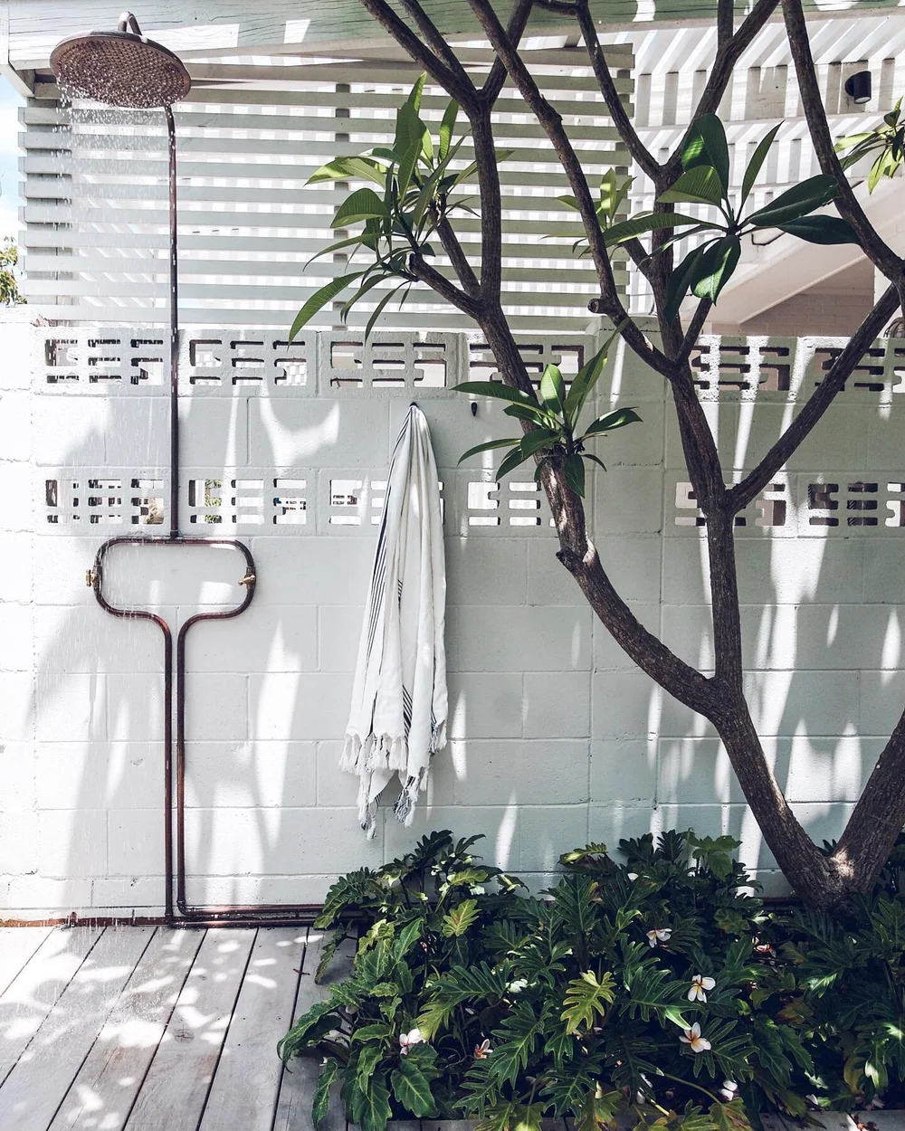 Well you guessed right!! And I thought I&rsquo;d just surprise you with it 😉we have an outdoor shower!  After putting the deck pathway in, this spot was just calling for it!🌱 I love the simplicity of it blending into the garden...🌱🥺 Bring on all 