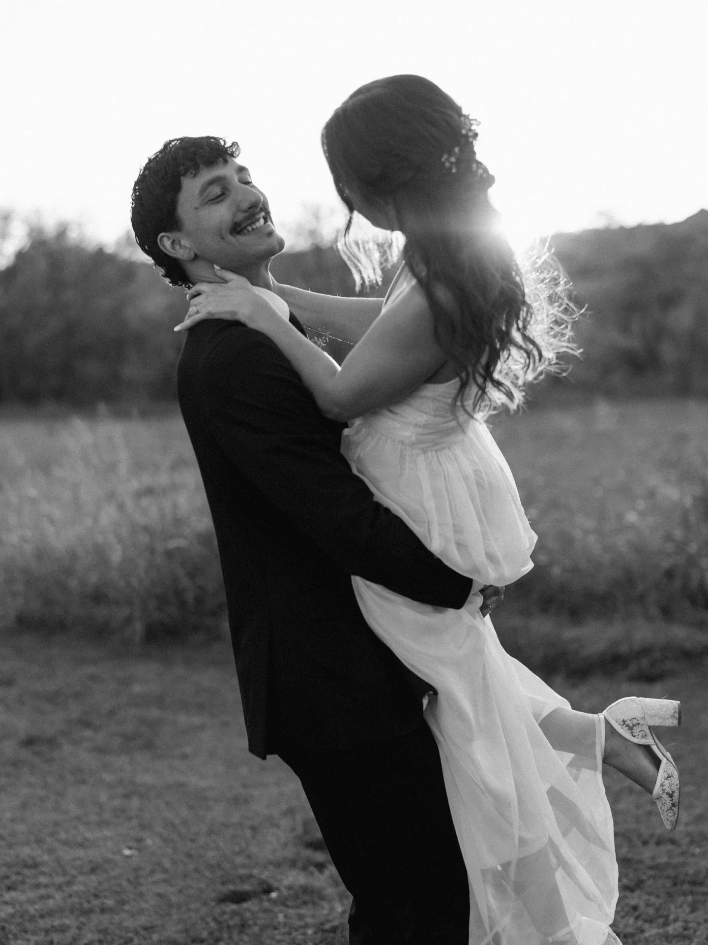 We loved everything about this sun-kissed evening at Weston Red Barn. Take me back!