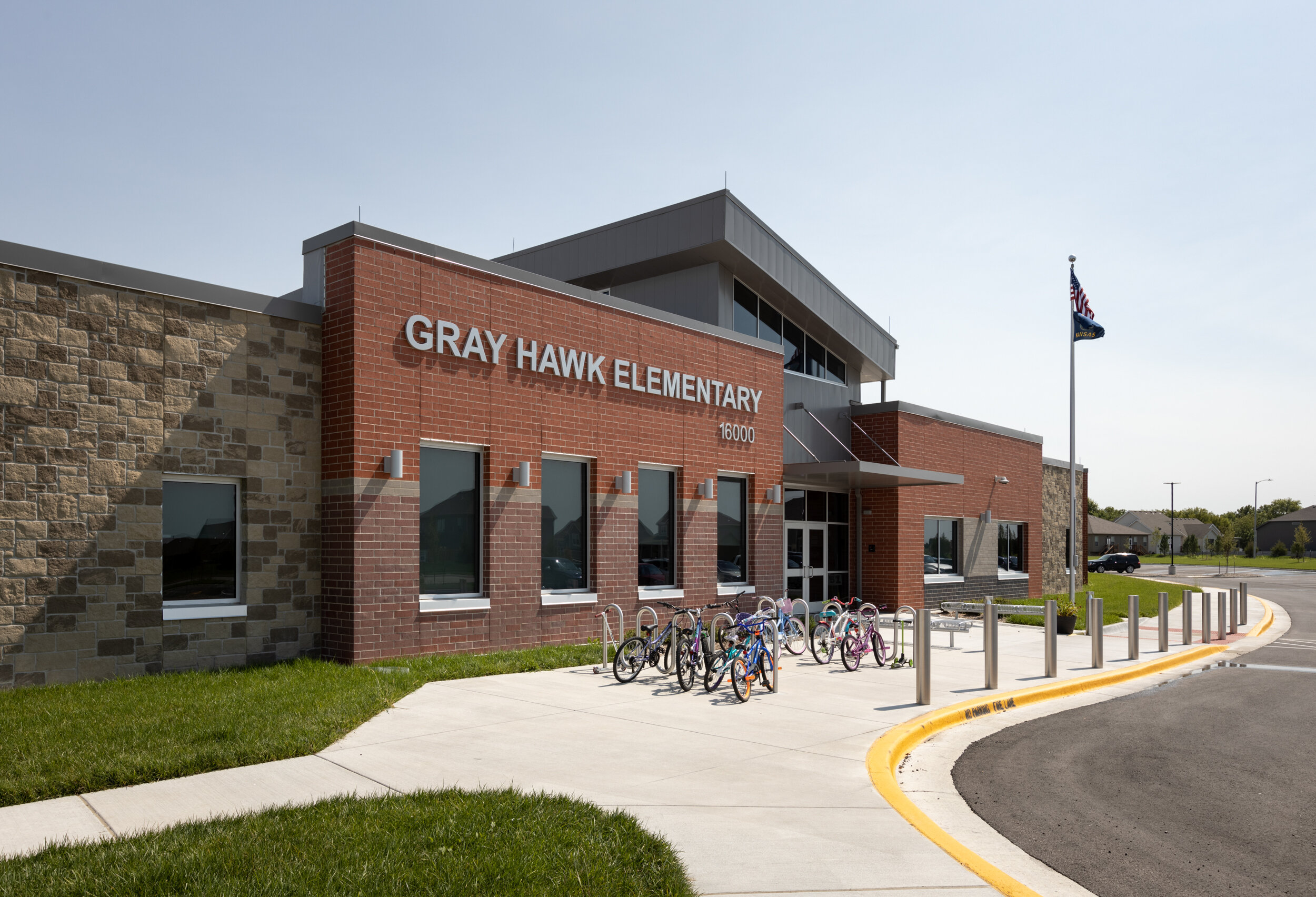 21_HTK_GrayHawkElementary_OutsideEntrance_5.jpg