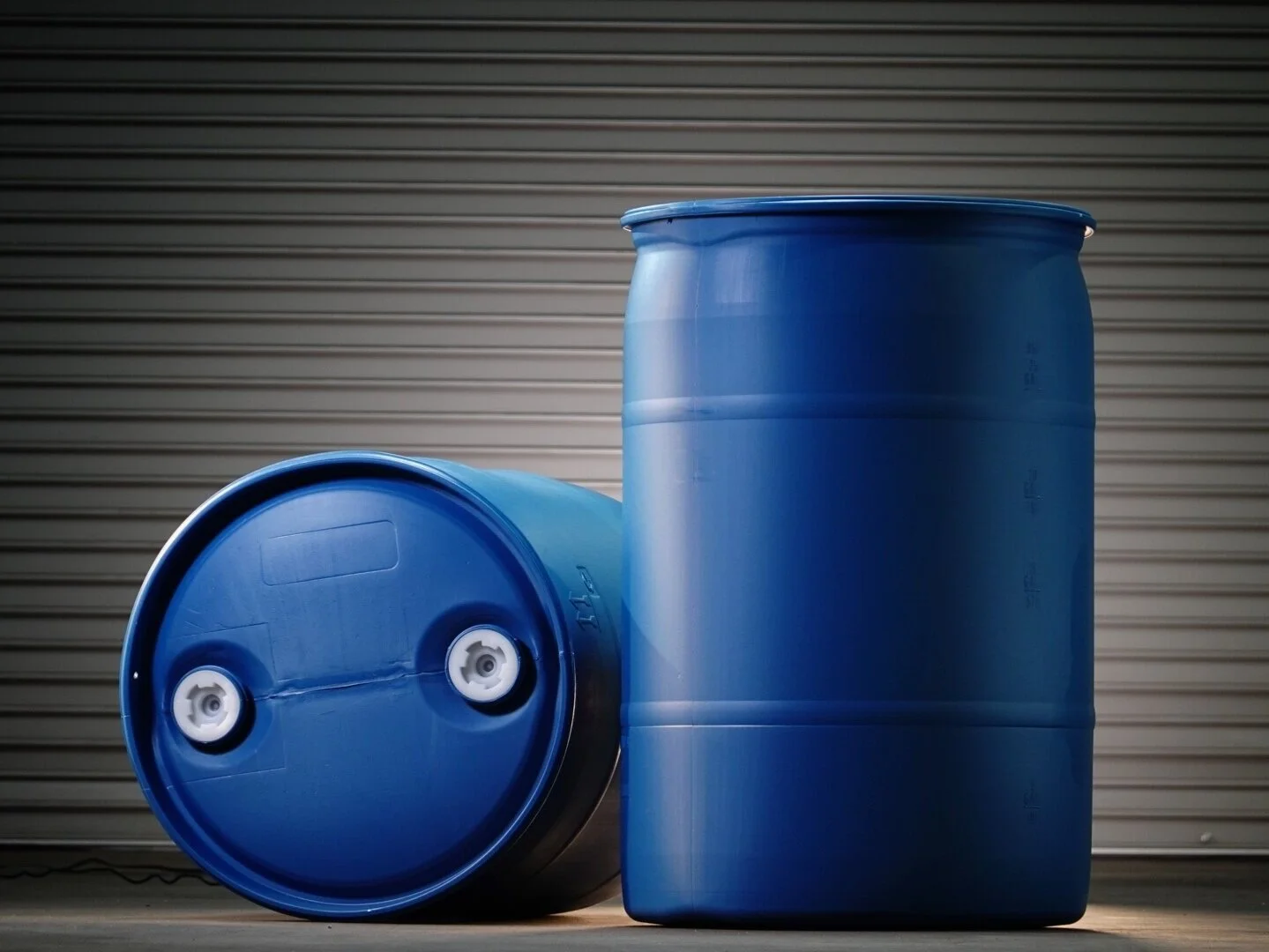 — &nbsp;30 and 57 gallon plastic drums are designed with an integrated foot ring for improved stability.  More durable than steel and can be stored outdoor without rusting.