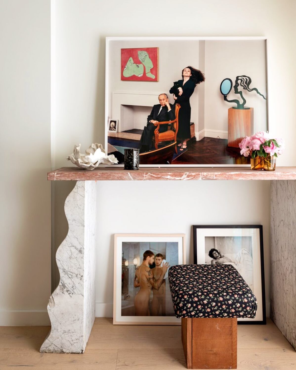 So much to love in this detail shot from @andrea_franchini&rsquo;s NY apartment 〰️ A Tina Barney portrait of Italian art dealer Leo Castelli sits on an Ettore Sottsass marble table...💘