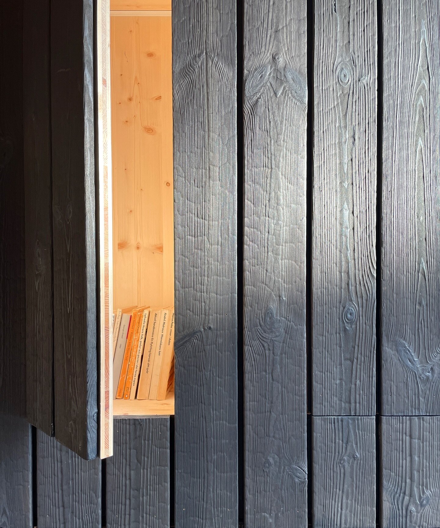 A nice niche.

@villalundberg
@rushtonarkitektur 

#granddesigns #granddesignssverige #niche #arkitektritat #shosugiban #arkitektritathus #bokhylla #alcove #alcoveshelving #kltr&auml; #clt #scandiinspo #scandidesign #finahem #husinspiration #nordicde