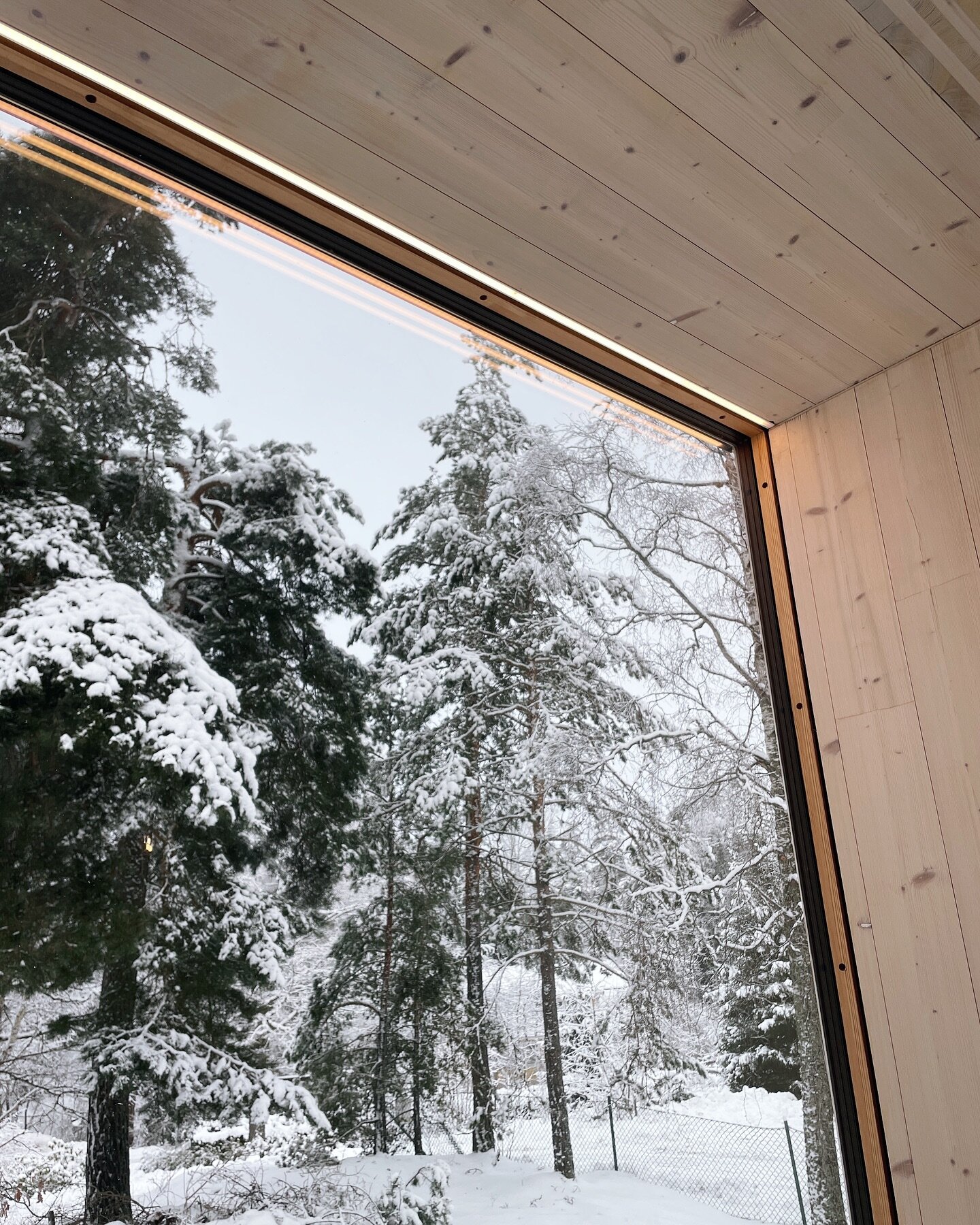 Bringing the outside in.

Design: @rushtonarkitektur 
Project: @villalundberg 
Joinery: @massivverk
Tr&auml;lasyr: @fargbygge 

#granddesigns #granddesignssverige #nordic #arkitektritat #nordichomedecor #nordicstyle #scandihome #arkitektritathus #sca