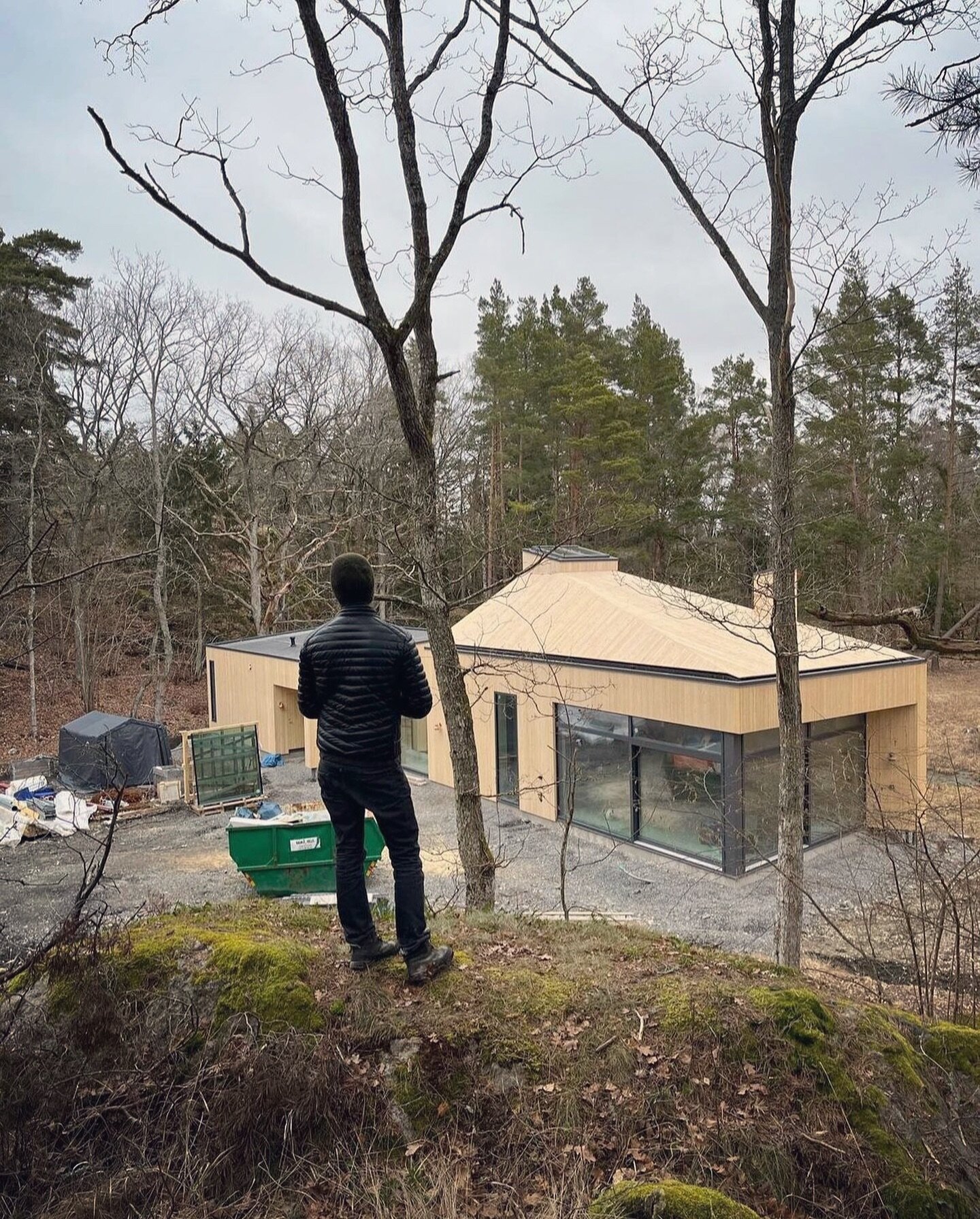 Somewhere in the forest&hellip; 

@villanorrskog 
@rushtonarkitektur 
@massivverk 

📷 Tack Tim &amp; Ola!

#tor&ouml; #skogsvilla #sk&auml;rg&aring;rd #sk&auml;rg&aring;rdsliv #hytte #nordichouse #instagramhouse #archdaily #husdr&ouml;mmar #arkitekt