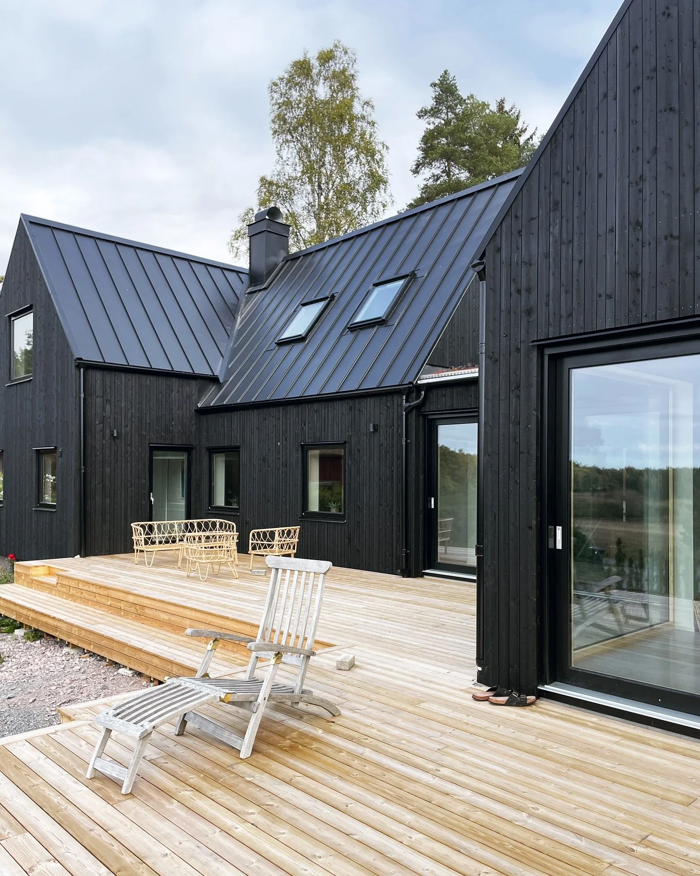 Our transformation &amp; extension project in Uppsala. Challenging brief, wonderful clients and a great result! 🖤
(Check our previous reel to see the original house!)

@rushtonarkitektur
@rosen_nz 
@husmastarna 

#arkitektritat #uppsala #knivsta #la