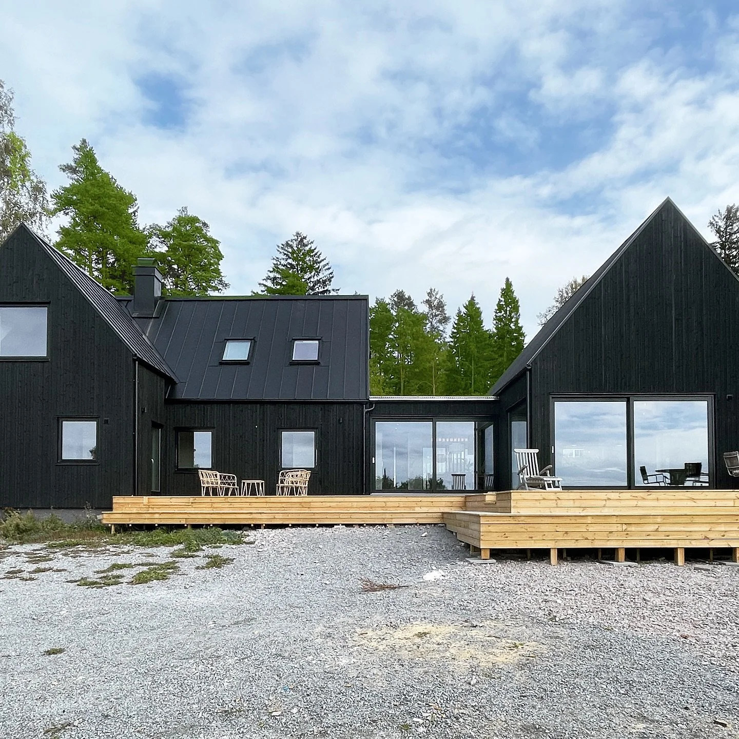 Another snap from one of 2025&rsquo;s faves&hellip; our transformation &amp; extension project in Uppsala. Challenging brief, wonderful clients and a great result! 🖤
(Check our earlier reel to see the original house!)

@rushtonarkitektur
@rosen_nz 
