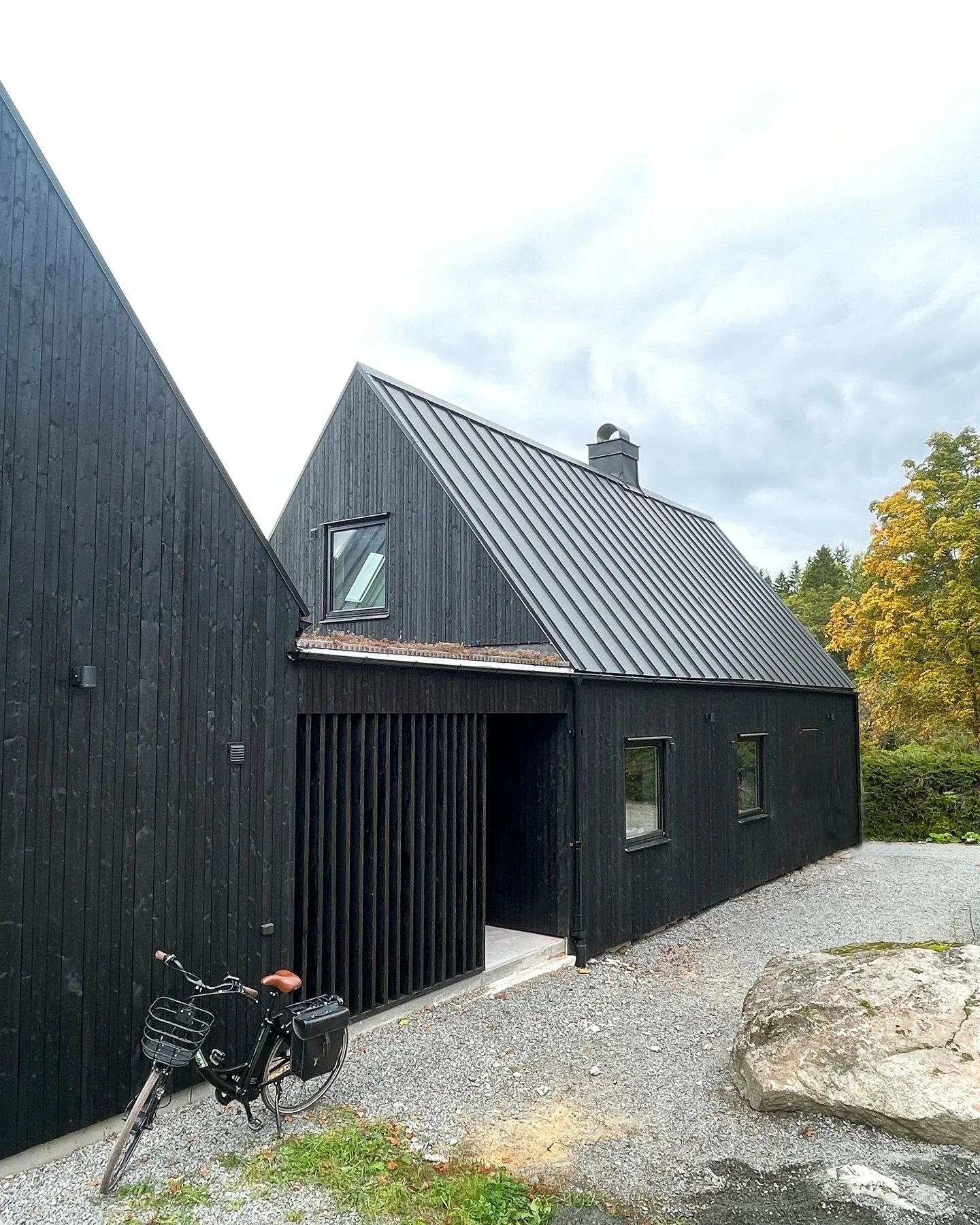 One of 2025&rsquo;s faves&hellip; our transformation &amp; extension project in Uppsala. Challenging brief, wonderful clients and a great result! 🖤
(Check our previous reel to see the original house!)

@rushtonarkitektur
@rosen_nz 
@husmastarna 

#a