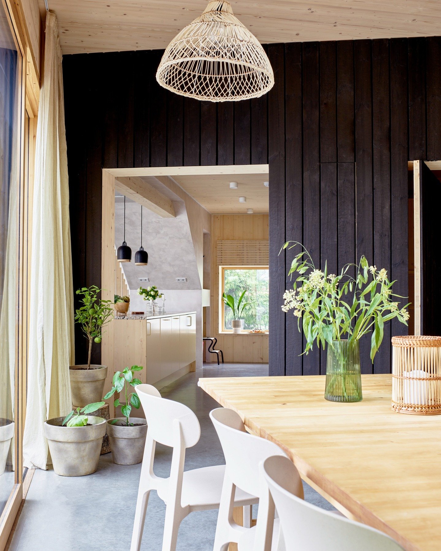 A few snaps of the 'winter-garden', the multifunction space at the heart of my own home @villalundberg 

@rushtonarkitektur
@fotografpatricjohansson

#arkitektritat #&aring;kersberga #granddesigns #stockholm_insta #ladhus #sugiban #scandi #scandihome