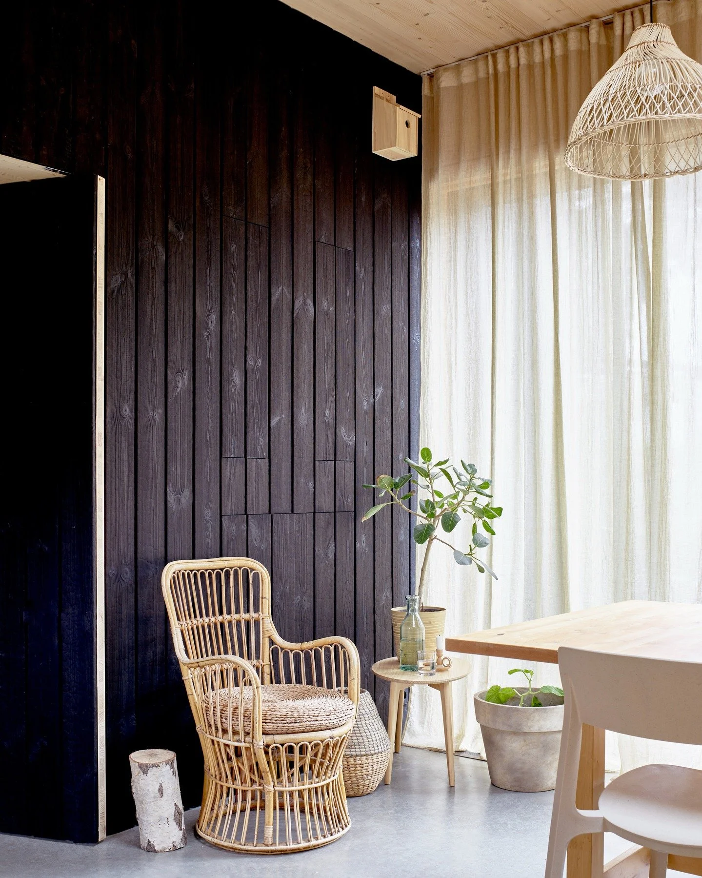 A few snaps of the 'winter-garden', the multifunction space at the heart of my own home @villalundberg 

@rushtonarkitektur
@fotografpatricjohansson

#arkitektritat #&aring;kersberga #granddesigns #stockholm_insta #ladhus #sugiban #scandi #scandihome