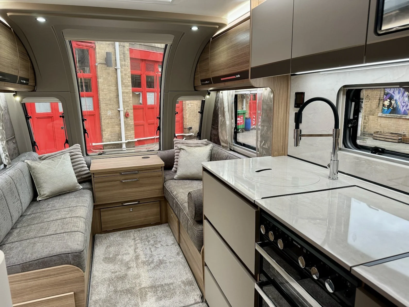 Bailey Unicorn Deluxe 2024 - Front parallel lounge