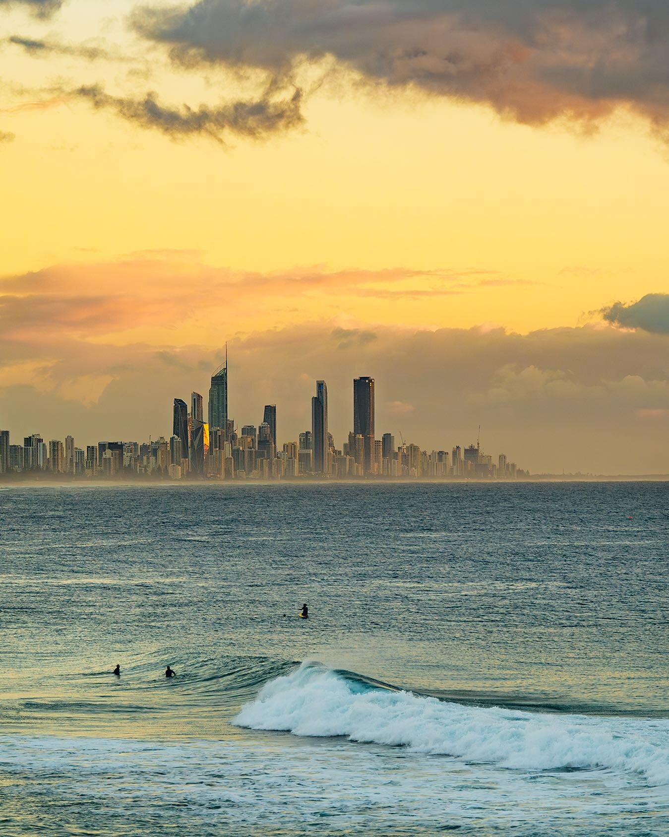 Early morning walks are quickly turning into the best time to take photos 📸🌅🙌
.
.
.
.
.
#earlymorning #goldcoast #goldcoastphotographer #queensland #sunrise #surf #surfersparadise #surfing