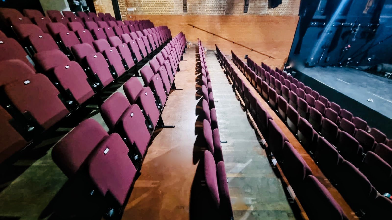 Raked auditorium with removable seats - Jacksons Lane, London