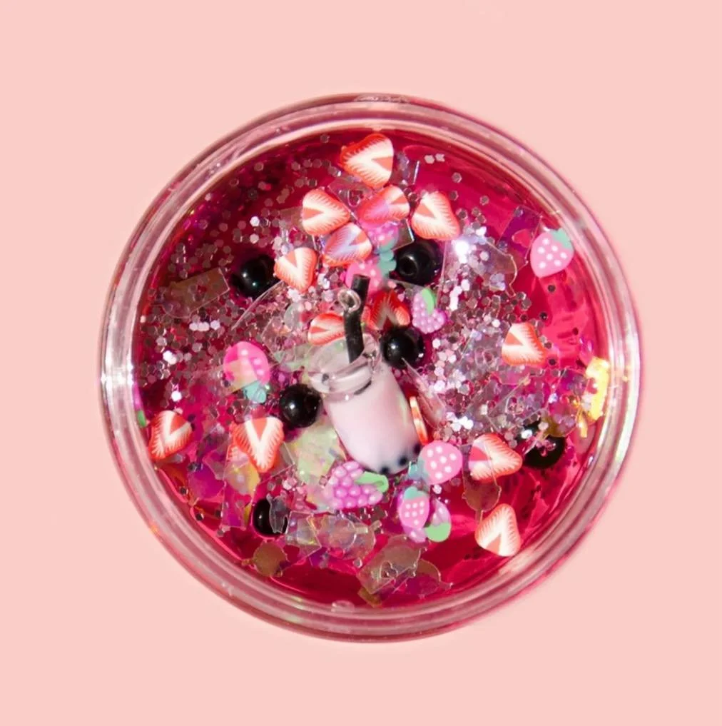 🍓 Pop, squish, and stretch your way through Very Berry Boba!
Fruity, juicy, and packed with texture &mdash; a total treat for your hands. 💕
🛍 Available now &mdash; link in bio.

#VeryBerryBoba #BobaSlime #TexturedSlime #SlimeAddict #GlitterpopSlim