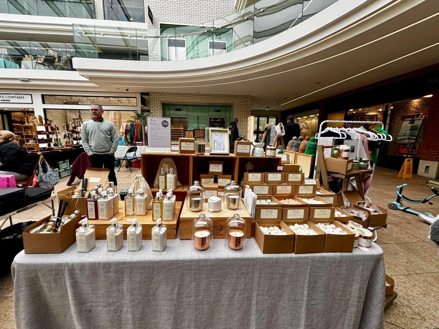 Yesterday I bumped into the lovely owner of @bird.athome and it reminded me how much we love supporting fellow women in business. 💕

I once joined one of their Christmas wreath workshops, and they also make beautiful candles, wax melts, body lotions