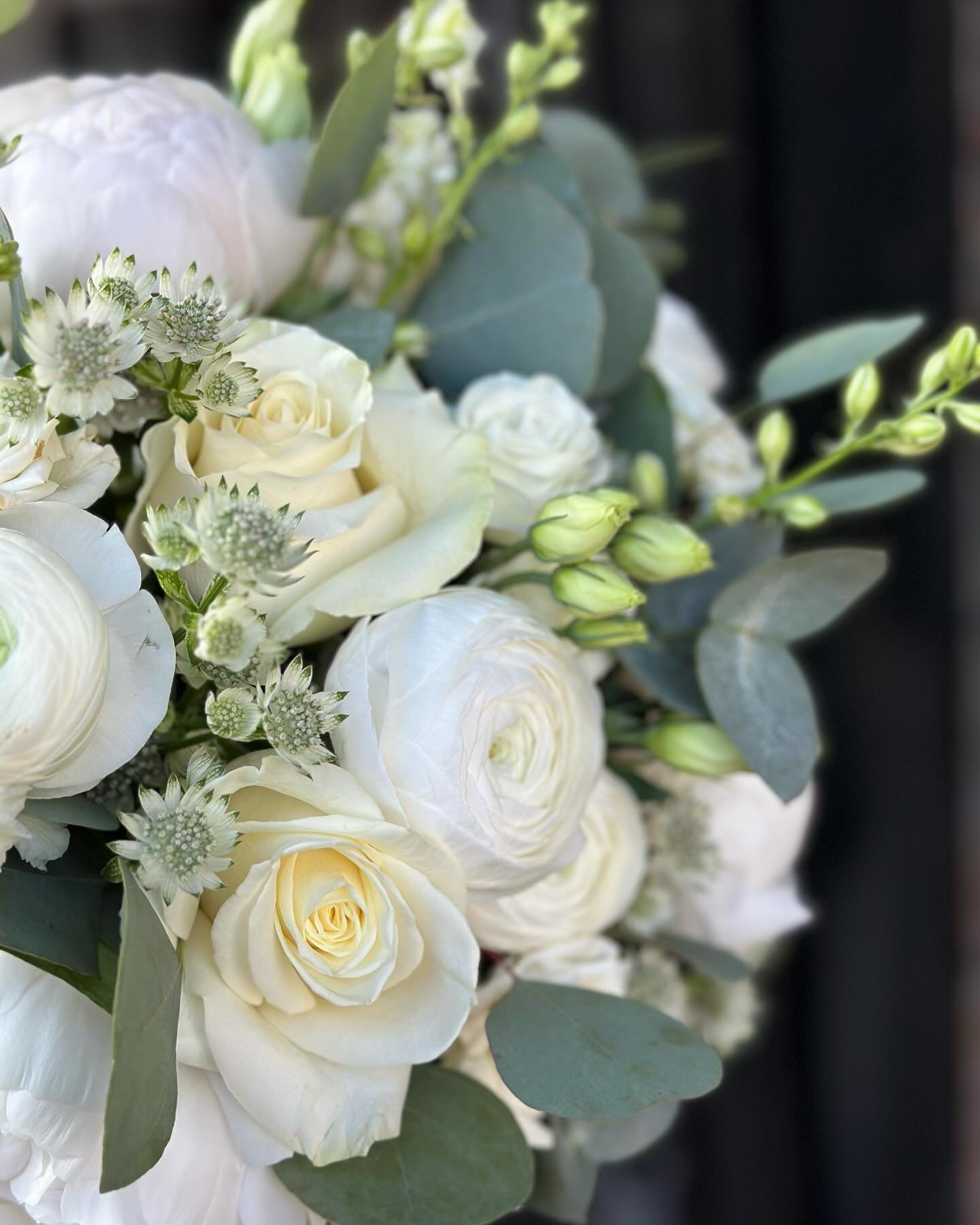 Todays wedding vibes are spectacularly 🫶

Elegant whites &amp; greens with scrumptious textures from so many beautiful florals 😍