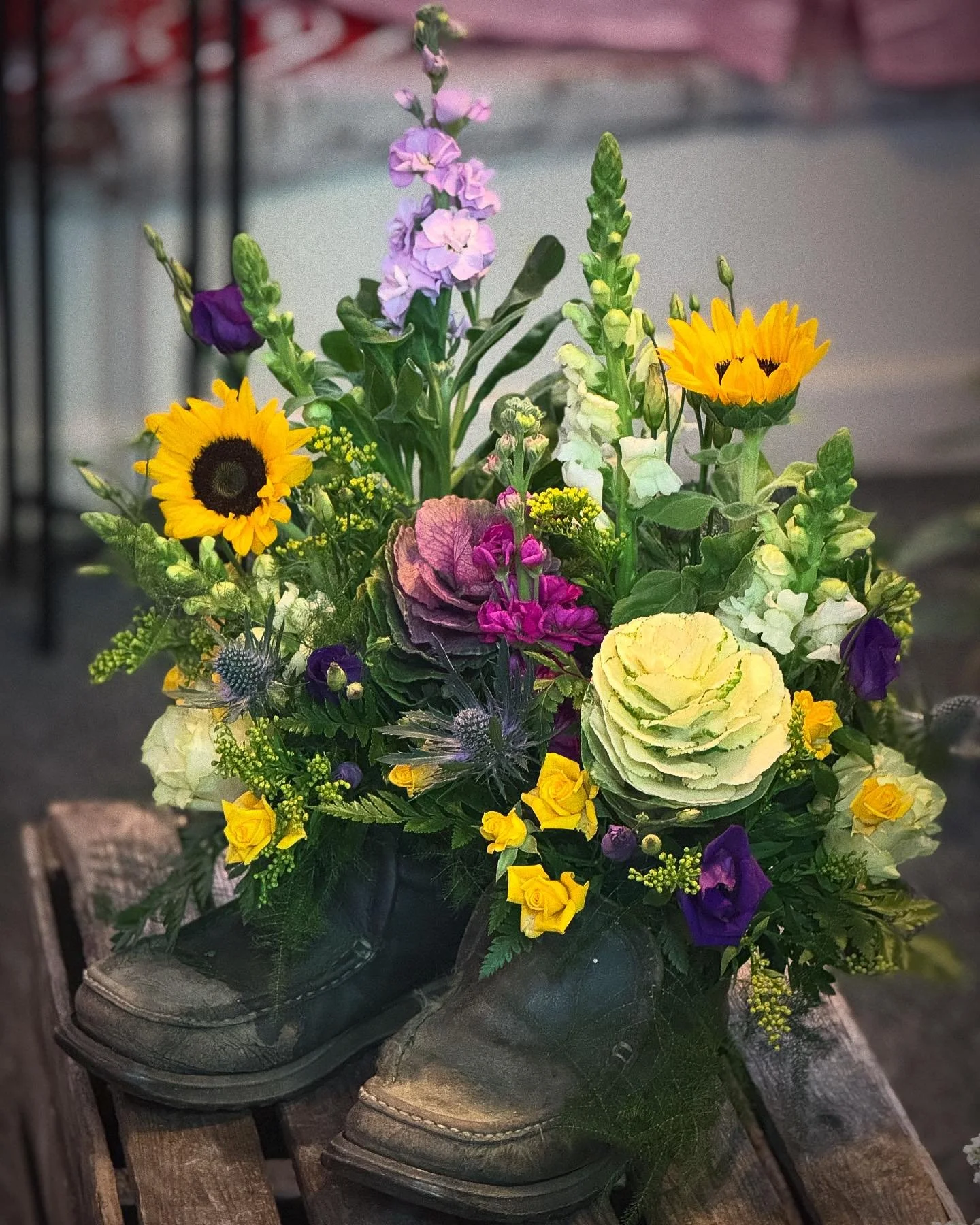 Forever a Gardener 👨&zwj;🌾 

We loved adding florals to our clients loved ones gardening shoes, such a personal &amp; meaningful touch 🥰