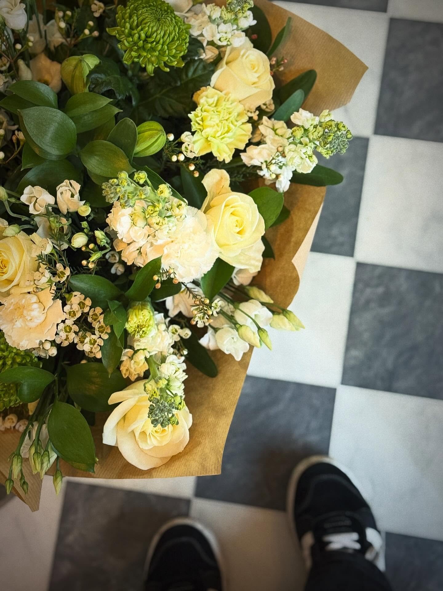 HAPPY MONDAY 🫶

It might be a miserable day but we are bringing joy with the power of flowers 💐