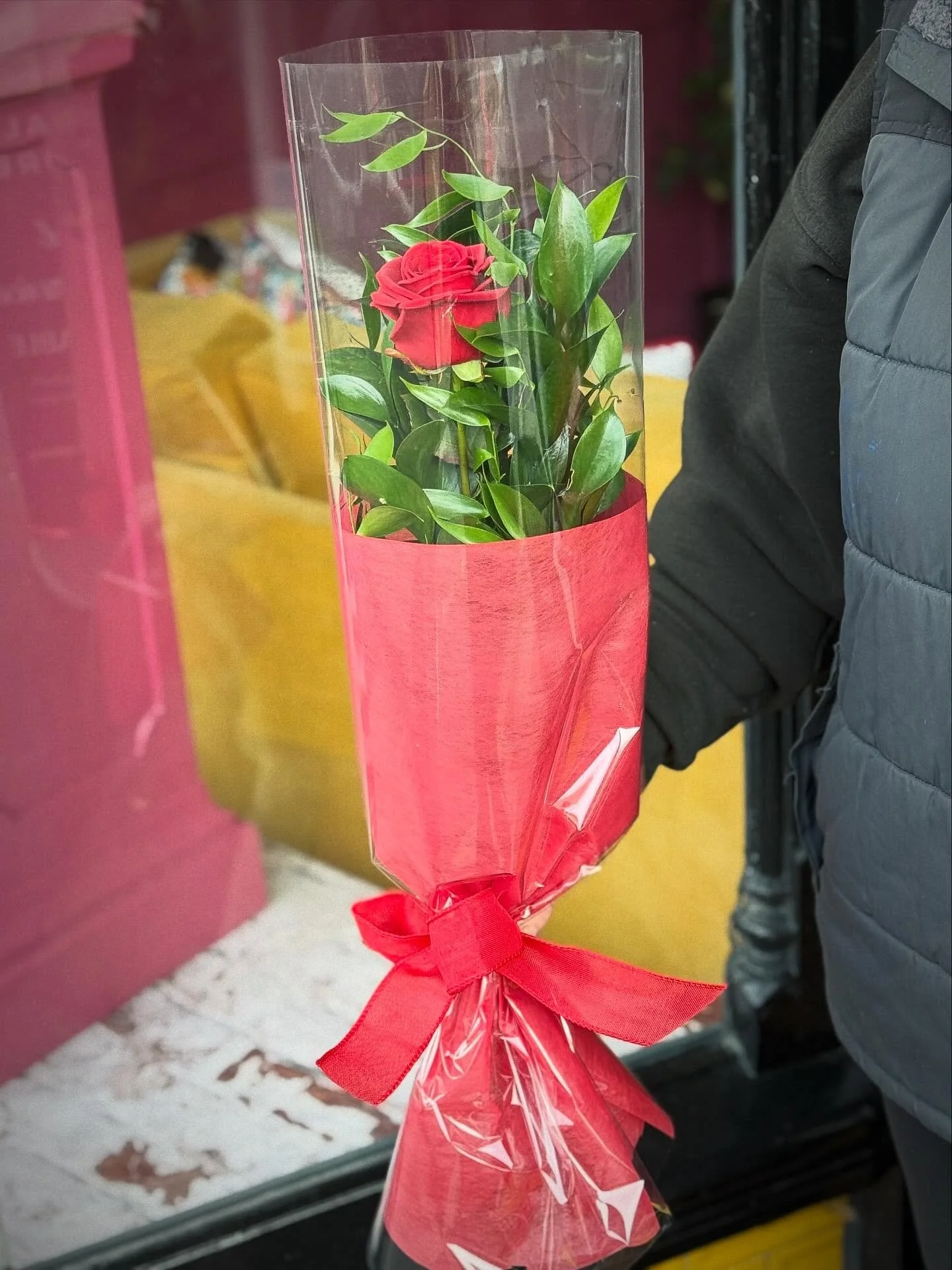 &hearts;️VALENTINES INSPO&hearts;️

Sometimes less is more 🥰 &amp; you can&rsquo;t go wrong with a single red rose 🌹 but made extra special just perfect for your valentine 💌 

Available to pre order now 🙌