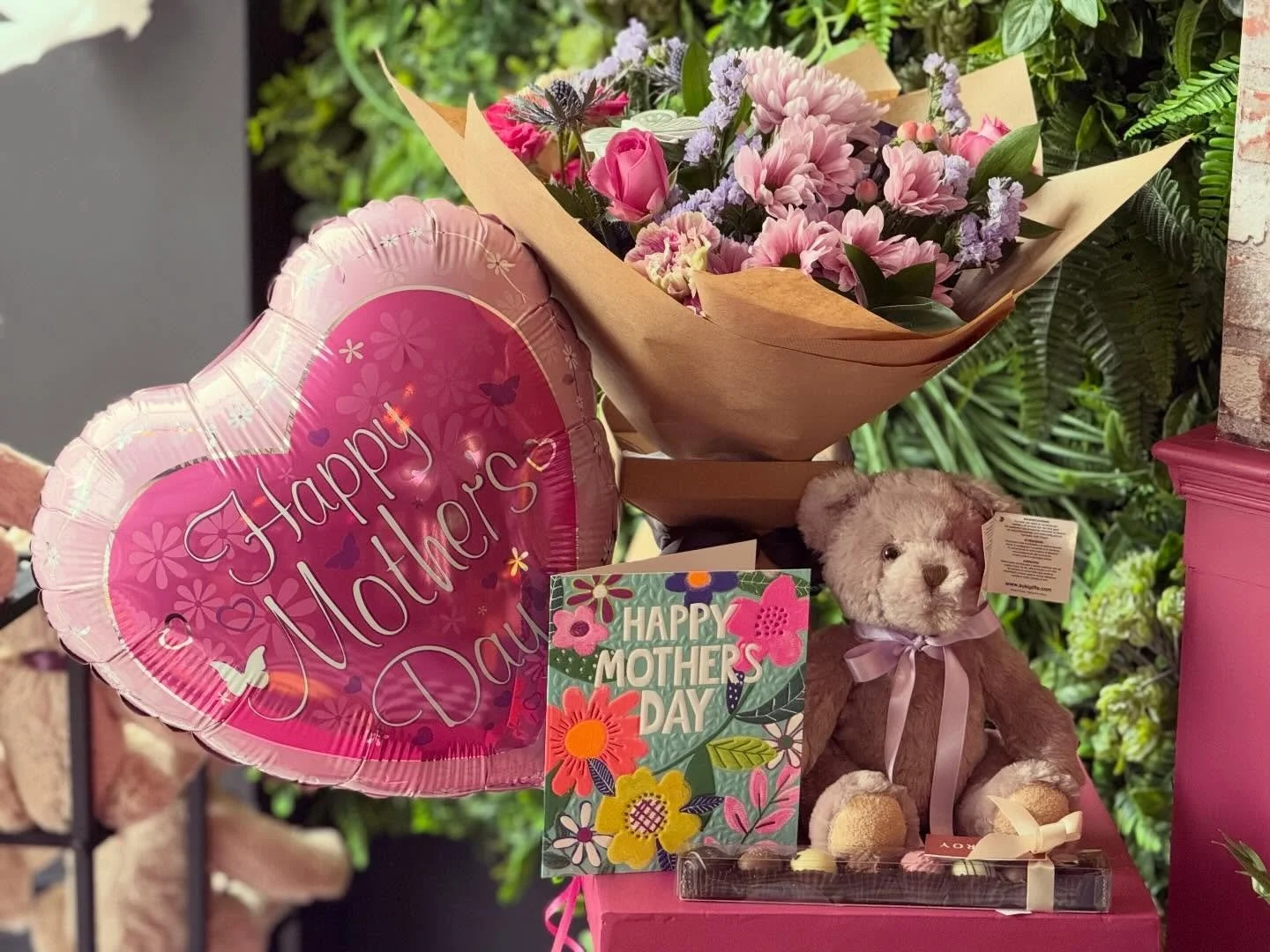 🌸THE ULTIMATE MOTHERS DAY GIFT SET🌸

What&rsquo;s included 

💐BOUQUET💐
🍫CHOCOLATES🍫
🧸TEDDY BEAR🧸
🎈BALLOON🎈
💌CARD💌

All of the above for - &pound;65