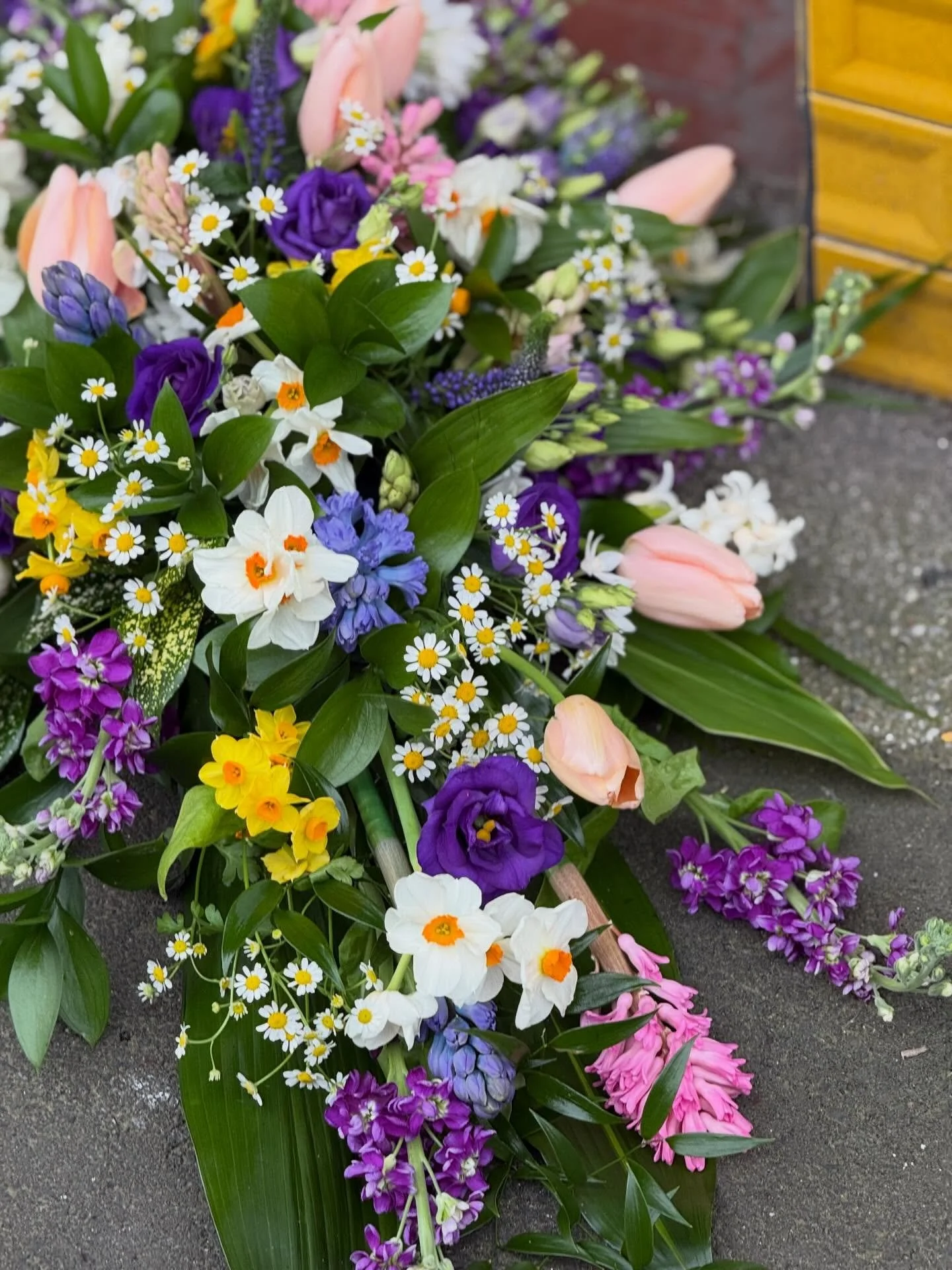 This stunning spray was created with a beautiful mix of spring flowers with sensational scents, if only you could smell these photos 👌