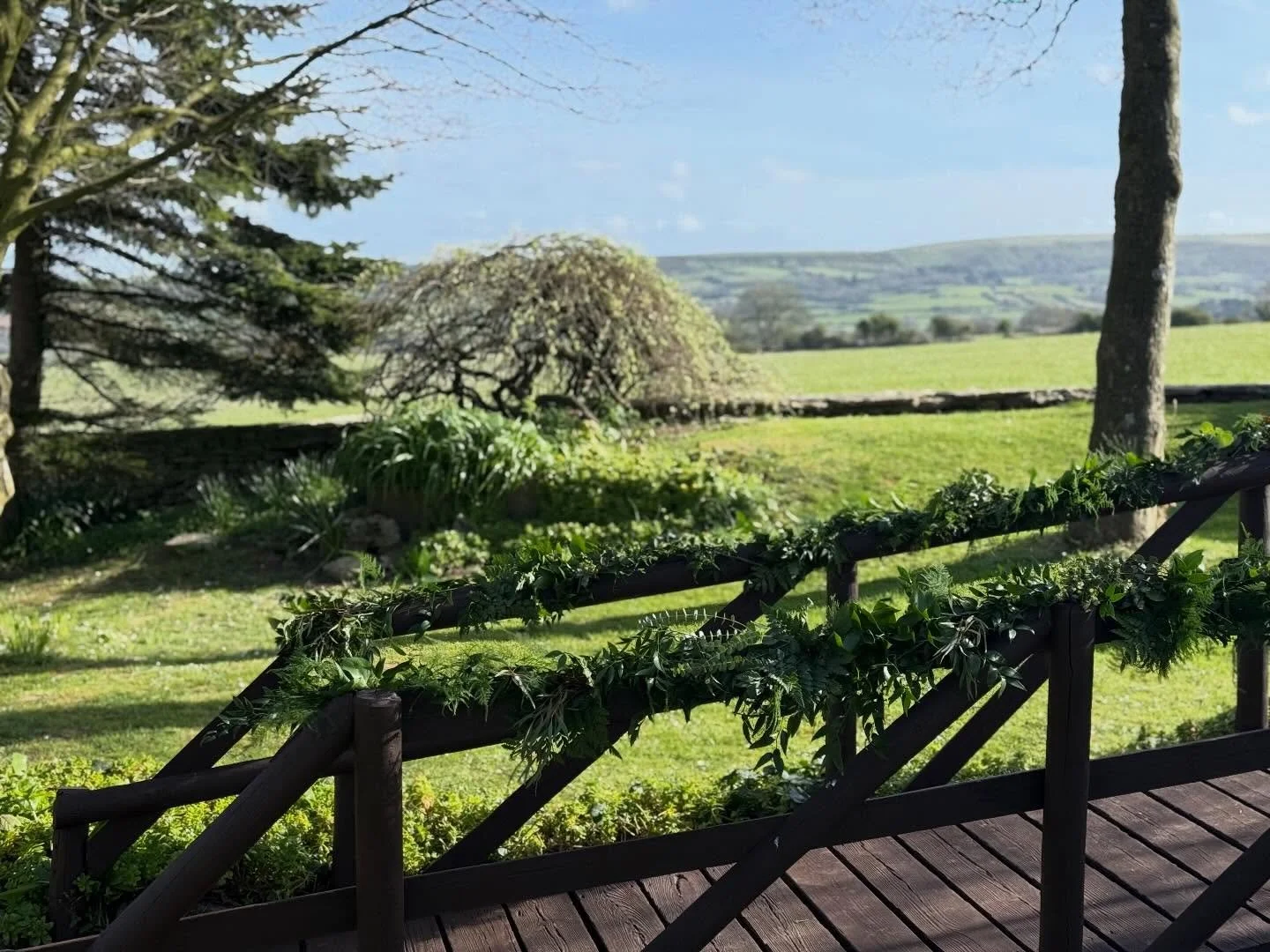 Bank Holiday mornings don&rsquo;t get much better than this 🌿✨

Out early setting up wedding flowers surrounded by the most beautiful countryside views&hellip; moments like these remind me why I love what I do 💚

Creating something special for a co