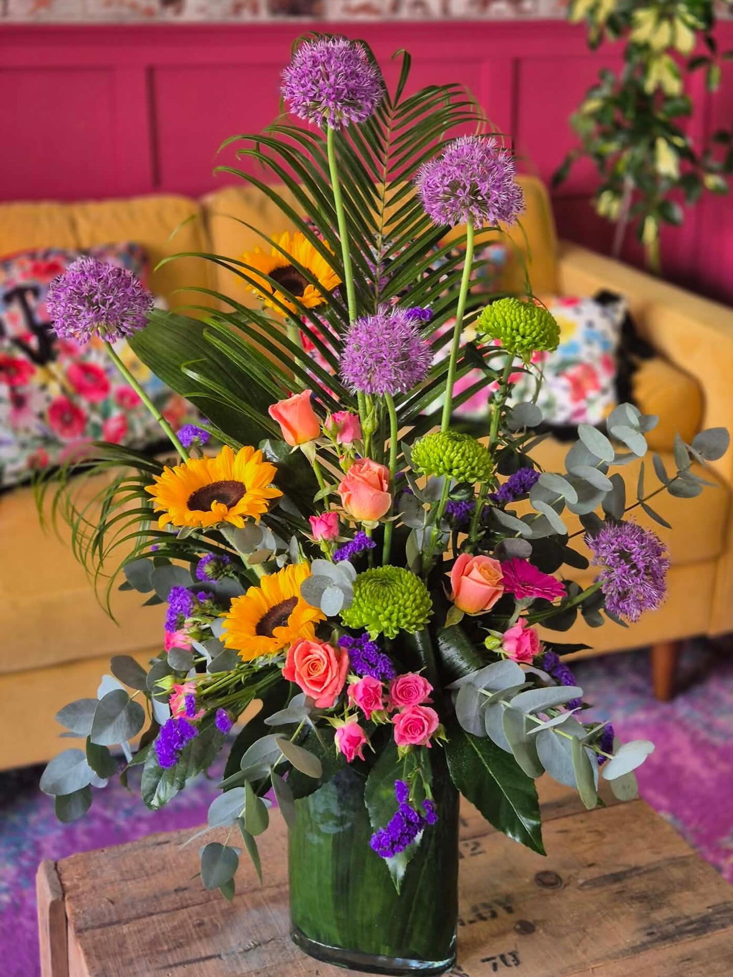A burst of colour, texture, and pure joy 🌸✨

This stunning arrangement was lovingly created by our talented Jemma, blending vibrant sunflowers, delicate roses, playful alliums, and lush greenery into one unforgettable statement piece. 💛💜

Perfect 