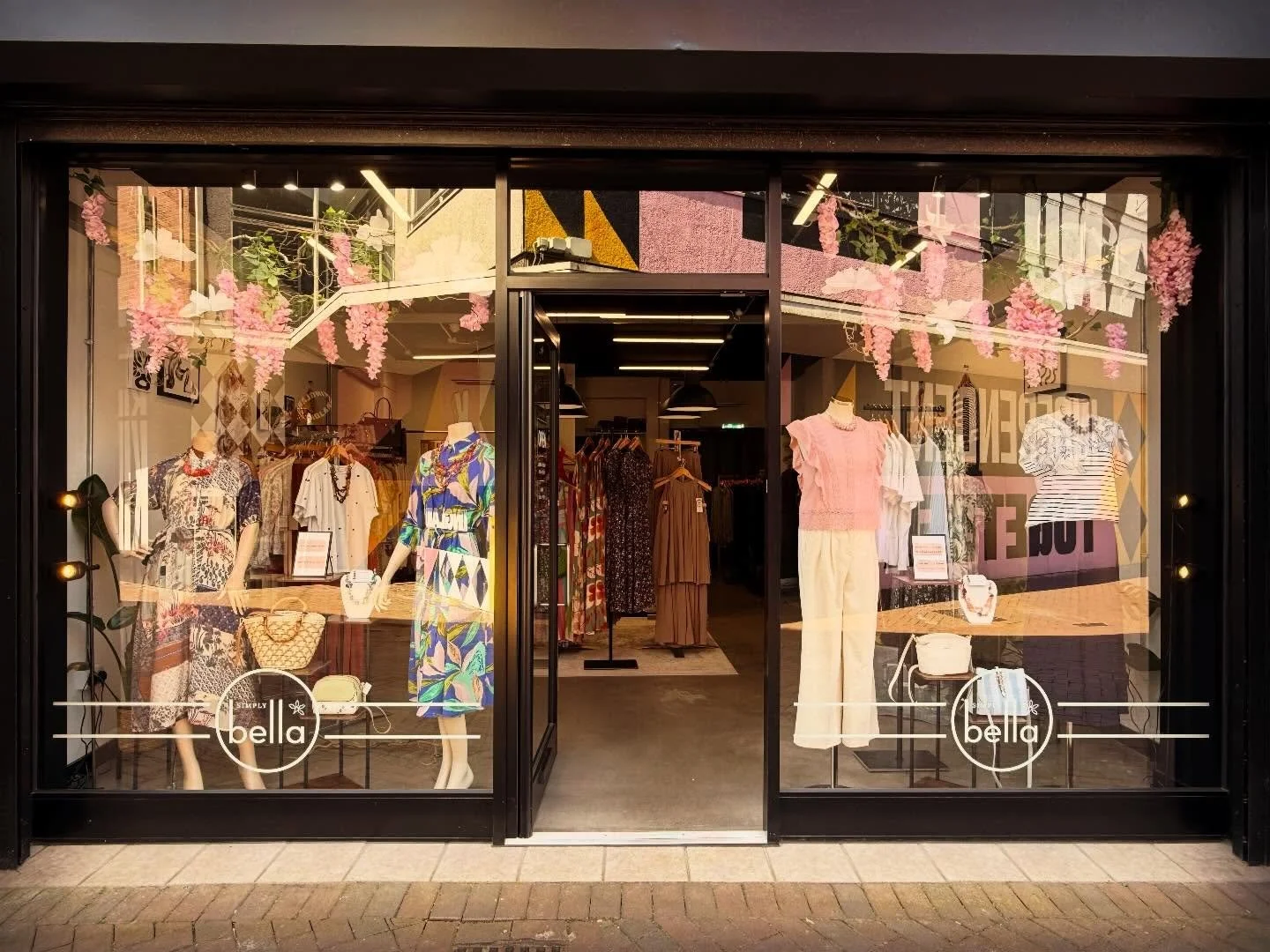 Yesterday I had the pleasure of visiting the lovely @simplybellapoole who had invited me to transform their window display ✨

The goal was to create something eye-catching, elegant, and impossible to walk past without stopping &mdash; and I absolutel