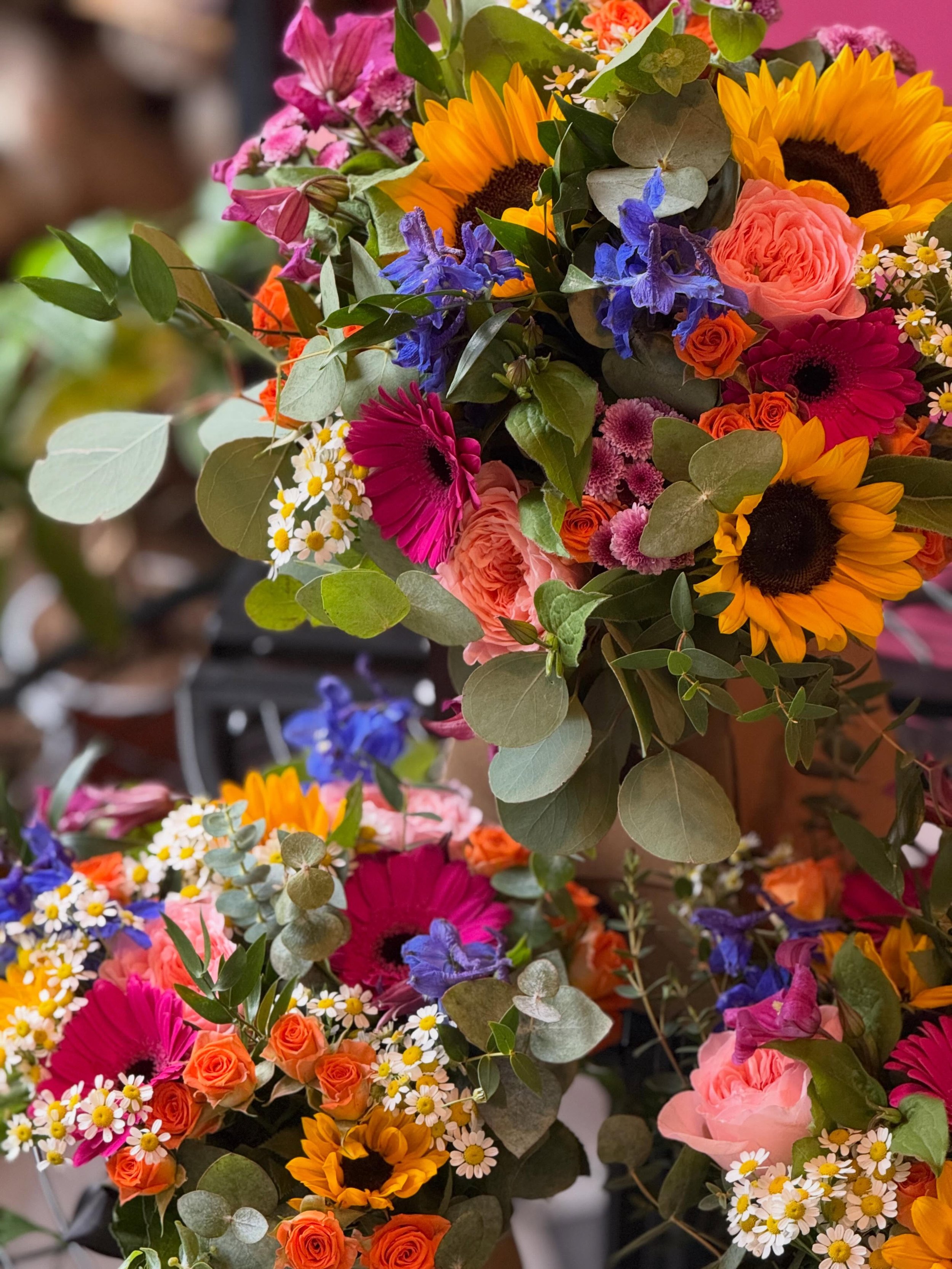 Weekend wedding magic ✨🌻

We had the absolute joy of creating these vibrant, romantic florals for a beautiful celebration this weekend. From golden sunflowers to bold pinks, soft peach roses, and delicate wildflower touches &mdash; every arrangement