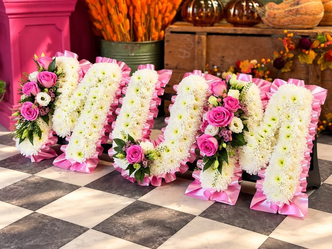 🌸 Beautifully Bespoke Funeral Lettering 🌸

It&rsquo;s all in the details&hellip; 💕

This beautiful MUM funeral tribute was lovingly created using masses of fresh white chrysanthemums , finished with clusters of gorgeous pink roses and delicate fol