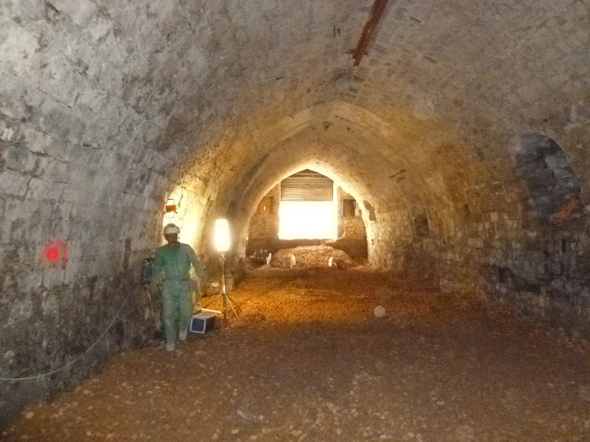 Cellier du XVIIème siècle : remise à niveau du sol