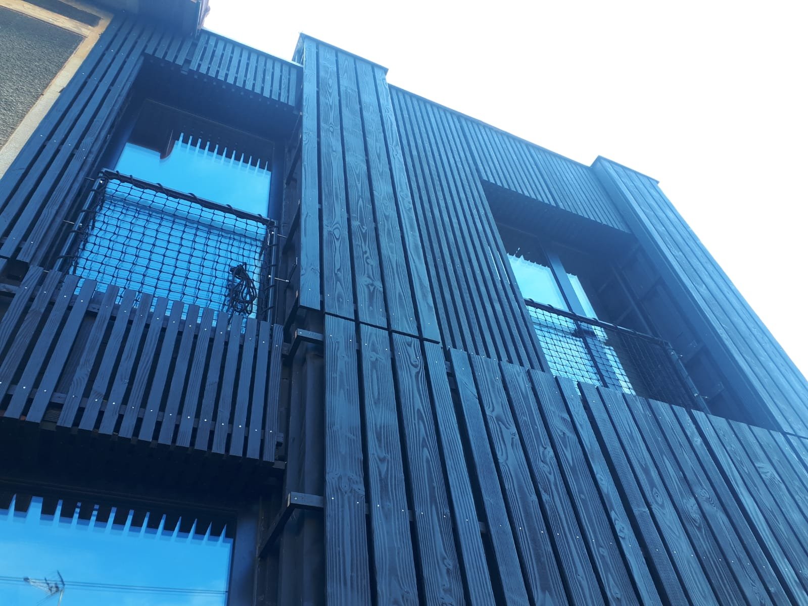 Façade de l'extension en bois brûlé