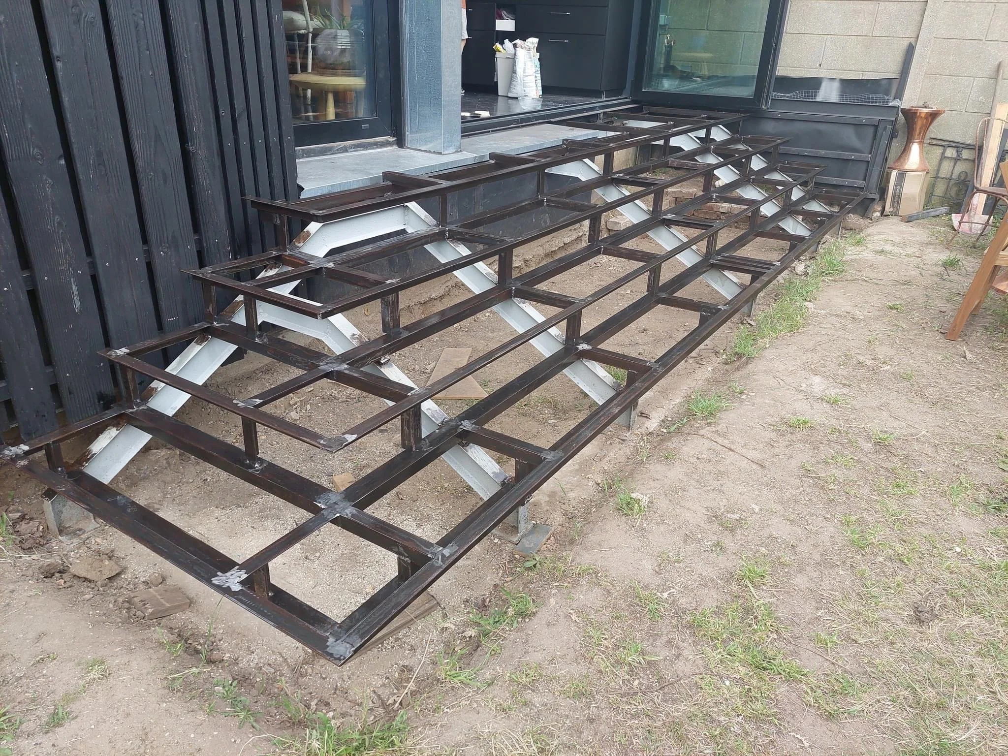 Ossature pour marche d'accès ai jardin en cours de montage 