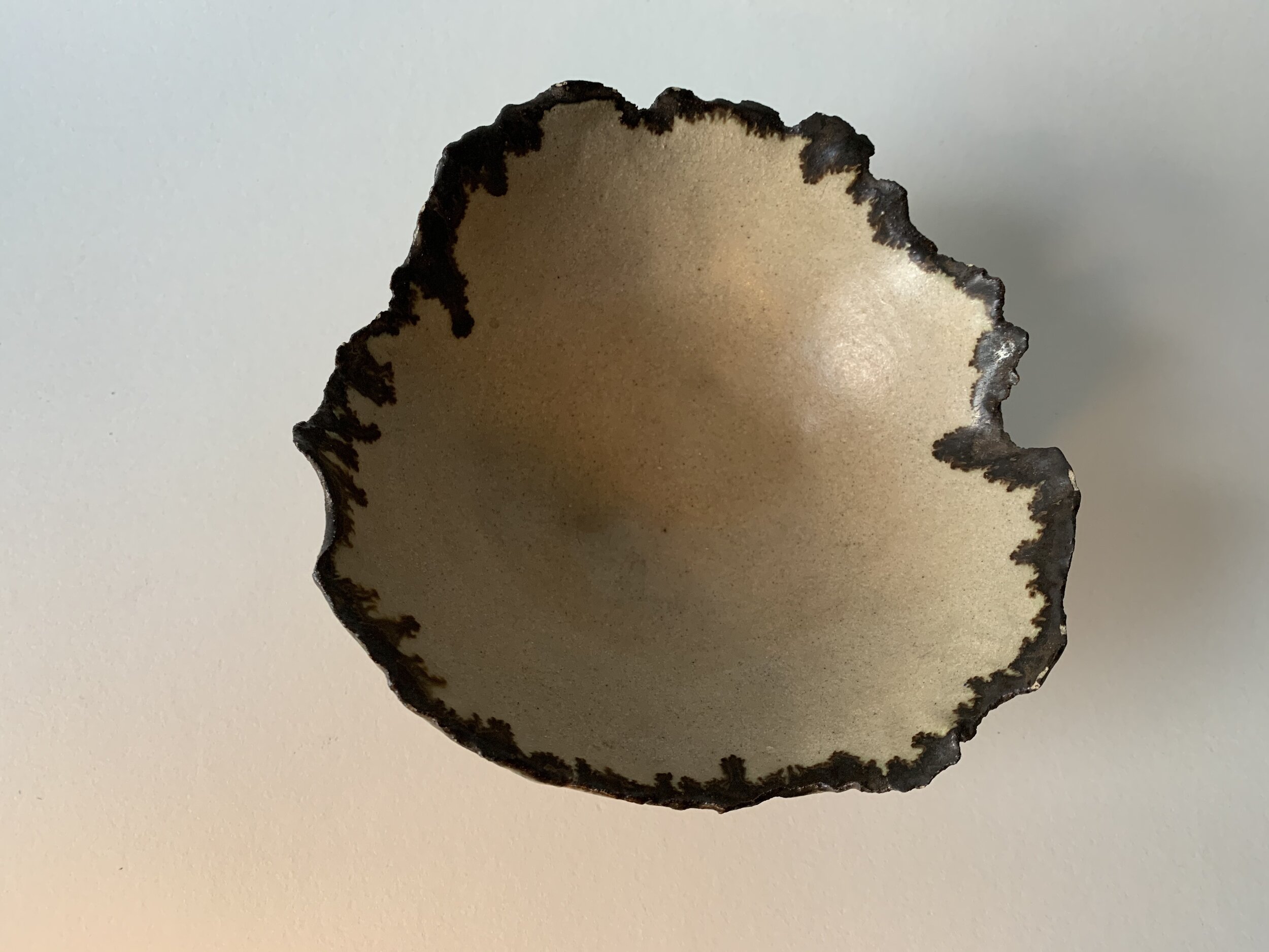 Pinch pot bowl. Stoneware. Glaze. Oxide.