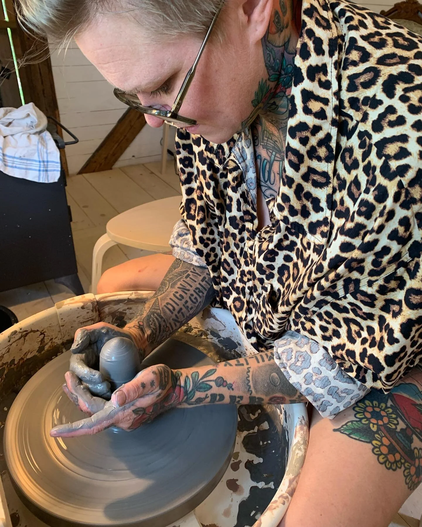 Throwing pottery shapes with Meta. @schoolofbroddare