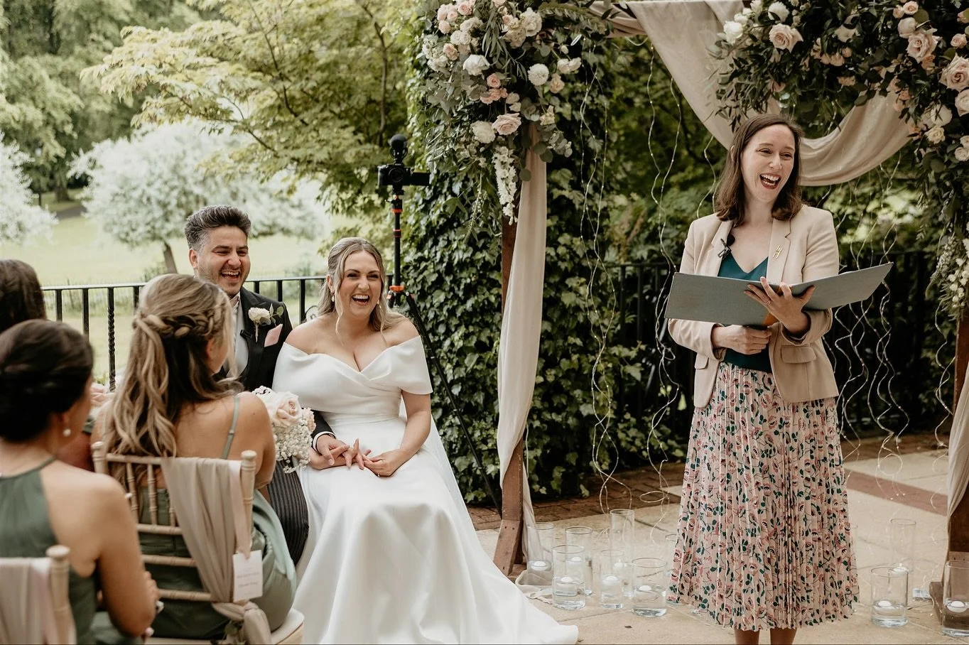 Want to know the difference between a ceremony that&rsquo;s perfectly fine&hellip; and one that makes everyone cry 🥹

Here&rsquo;s four of my top storytelling tips to make your wedding ceremony memorable:

1) Go deep. Surface level stuff like, &ldqu