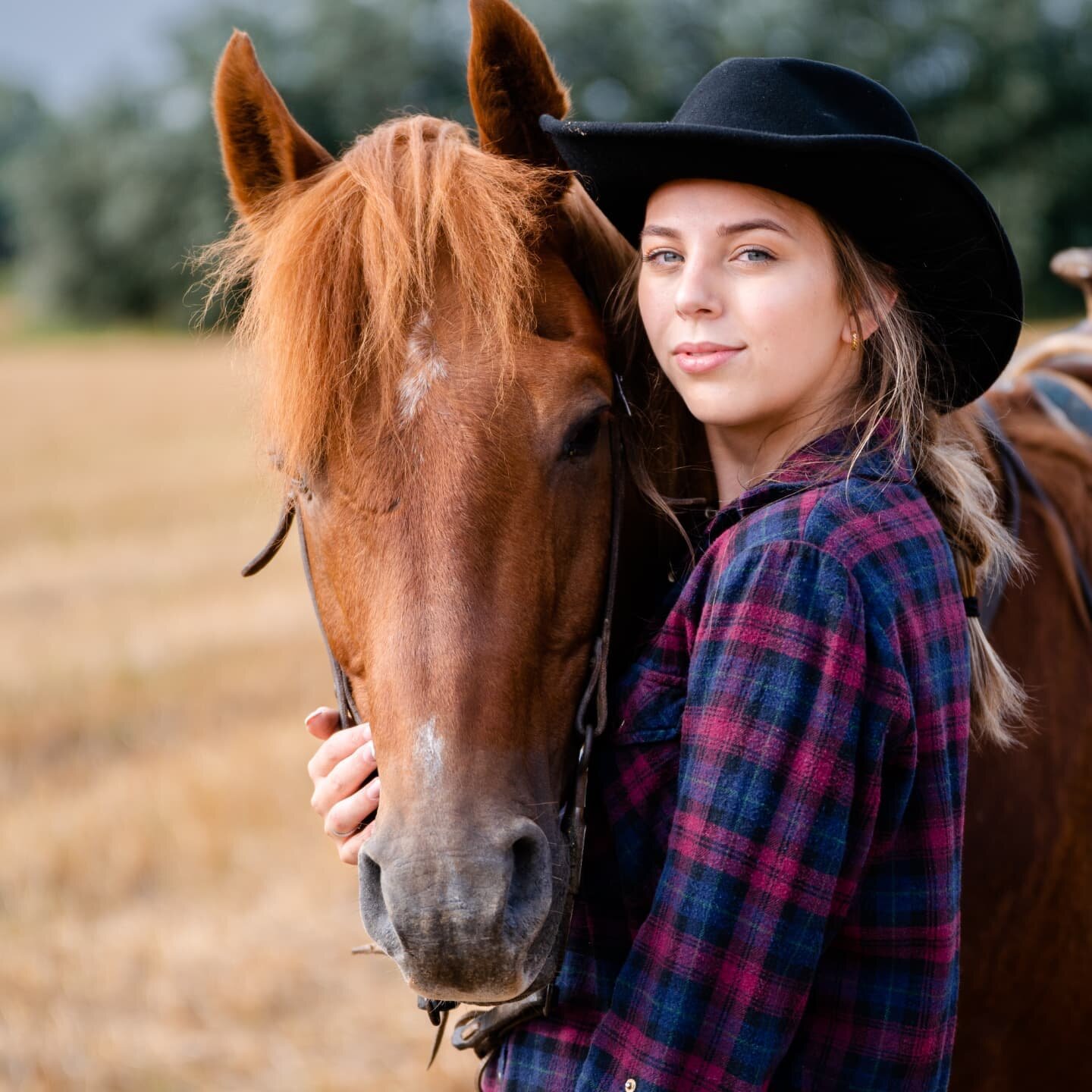 Howdy partner, how is everybody doing? This is a shoot I did last summer with @emiliadonckers had so much fun, another fun fact is the first time I ever did a shoot with a horse what do you think?
If you're interested in a shoot let me know in my dm!