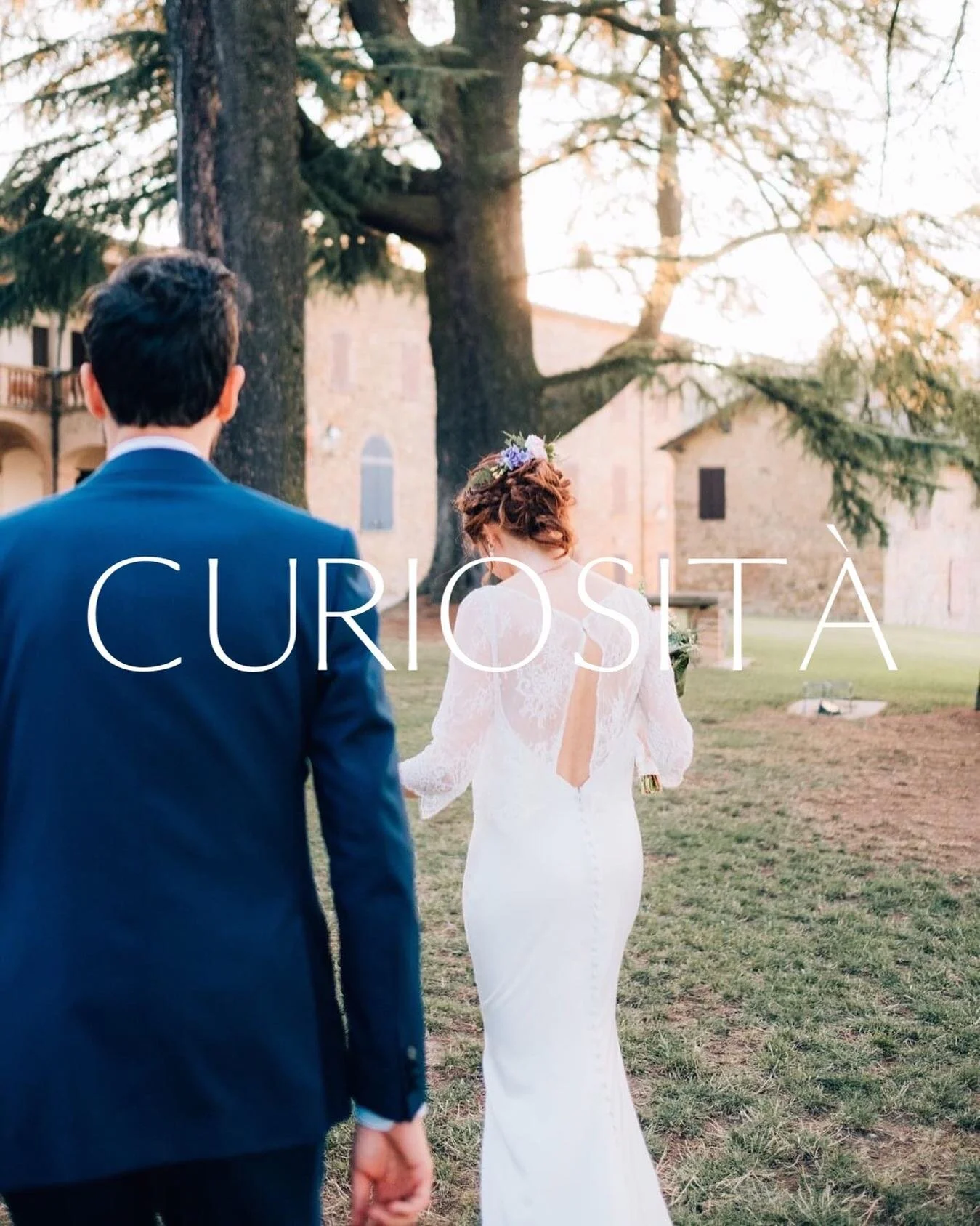 La tradizione vuole che l'abito da
sposa sia bianco, un colore simbolo di purezza,
innocenza e unione. Ma sapete perch&eacute; esattamente? Si
dice che la Regina Vittoria d'Inghilterra abbia
inaugurato la moda del vestito bianco per il matrimonio
nel