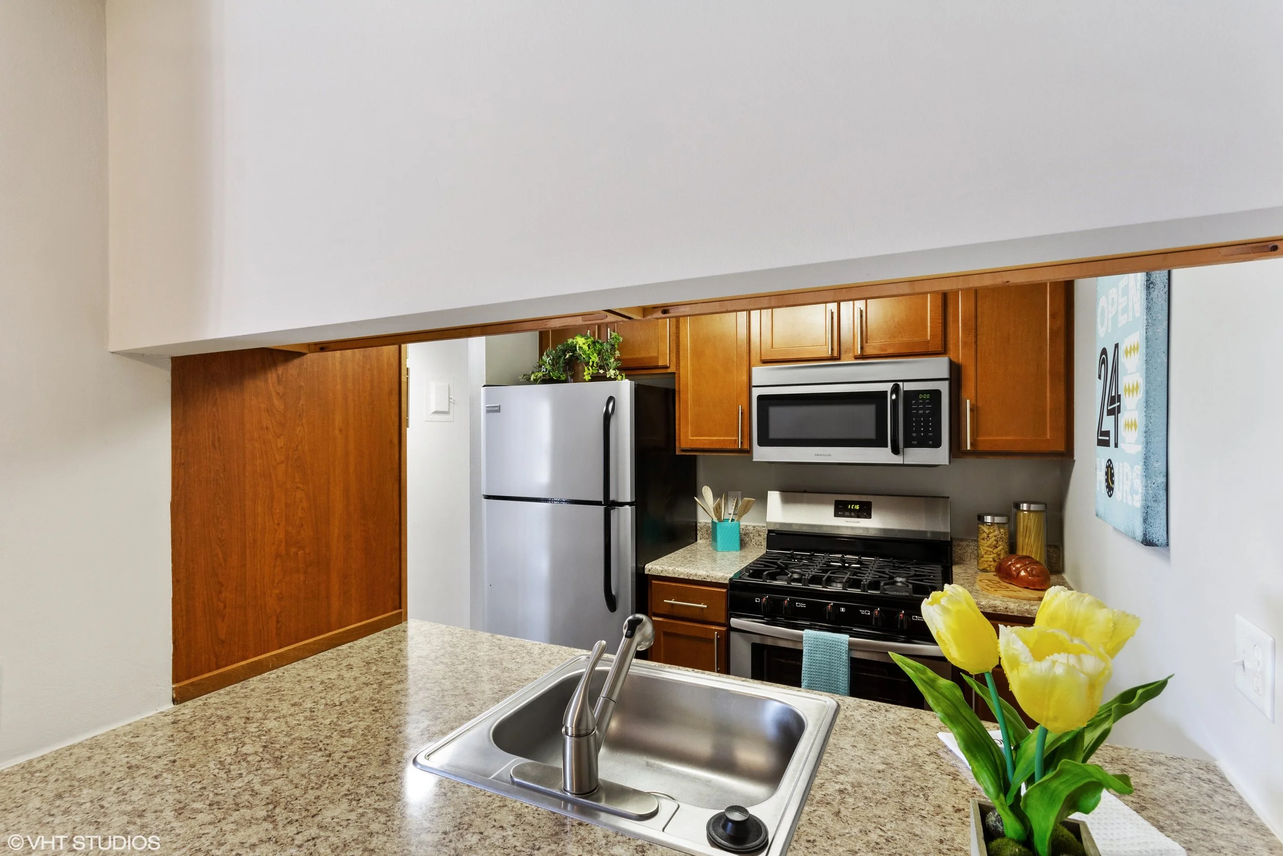 07_1951OberlinDrive_5_Kitchen_HiRes.jpg