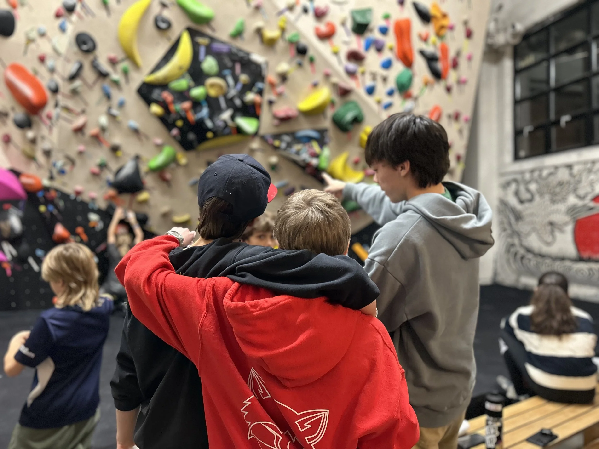 enfant qui grimpe un mur de bloc à Shakti Rock Gym, Mile-End