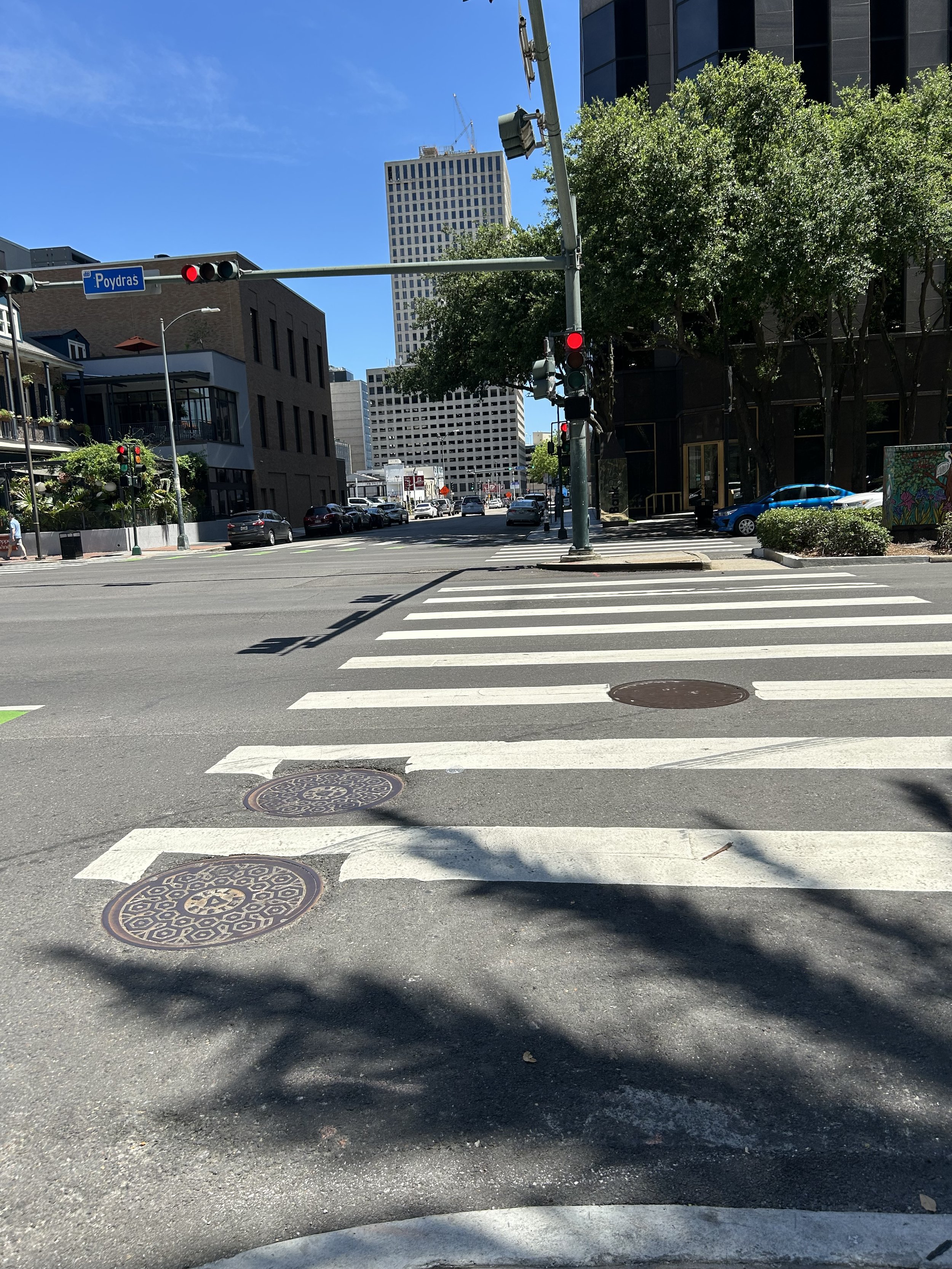 Wide streets in modern New Orleans