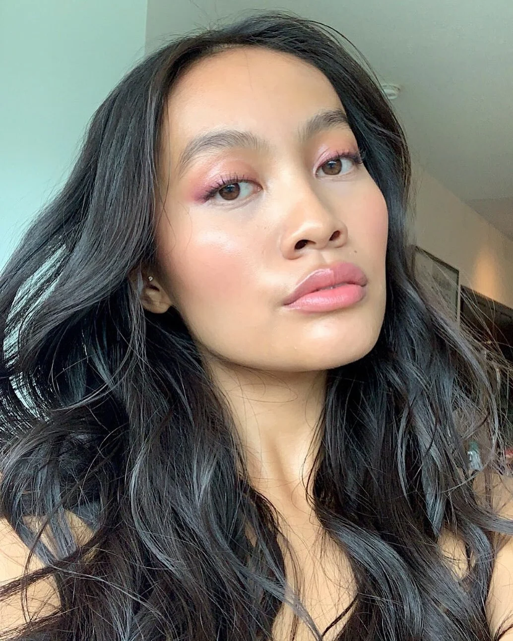 Beautiful skin
@trinityy.w_ 
@clearlife Renew Rejuvenating Antioxidant oil and Renew Hyaluronic Moisturizer 
Eyes @lauramercier caviar sticks magenta @ctilburymakeup PILLOWTALK eyeliner @kvdbeauty brown tattoo liner mascara @lancomeofficial  Hypnose 