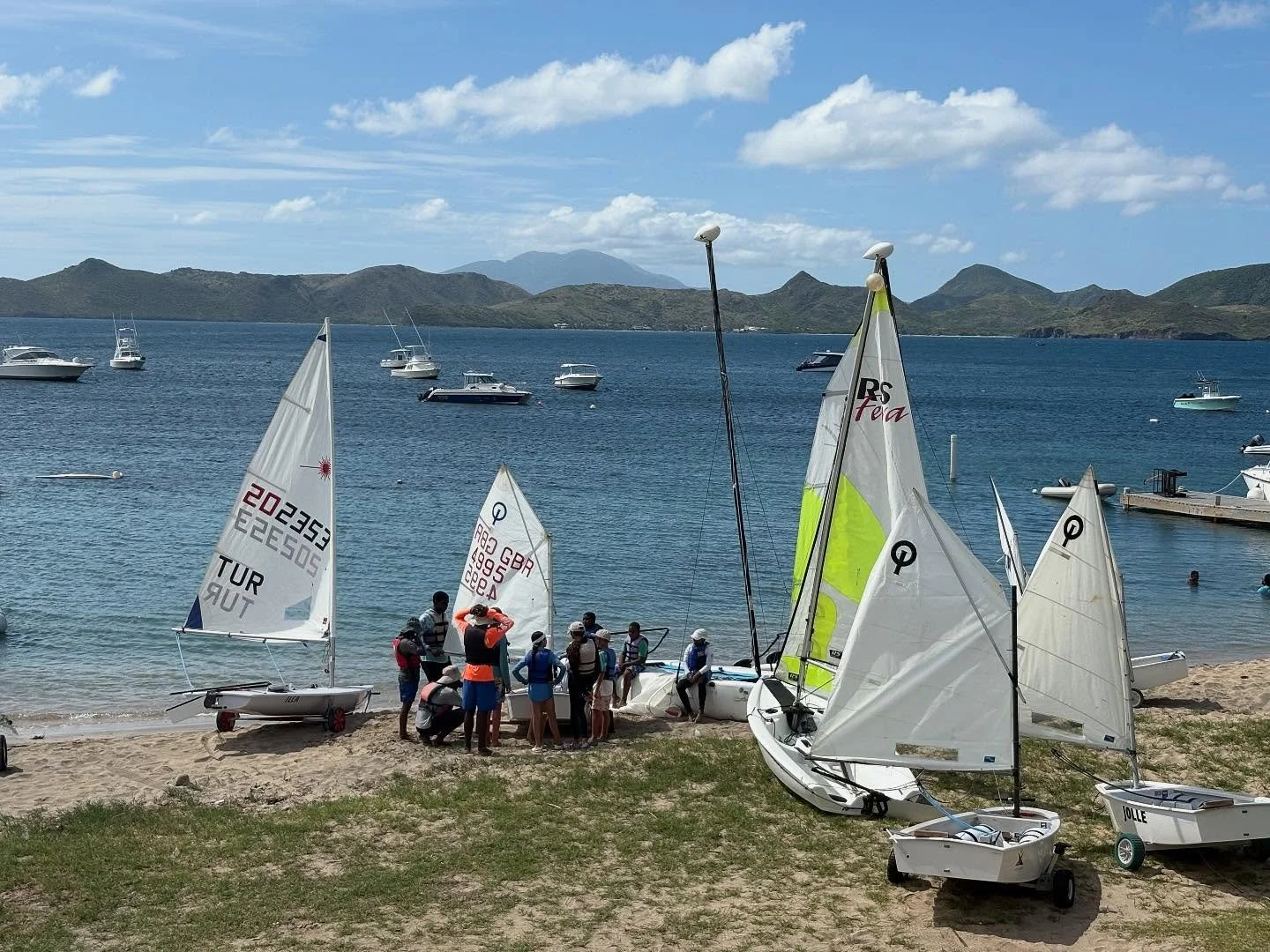 ⛵️ Back in the boats, back on the breeze! Our youth sailors hit the water this weekend 🌊⚓