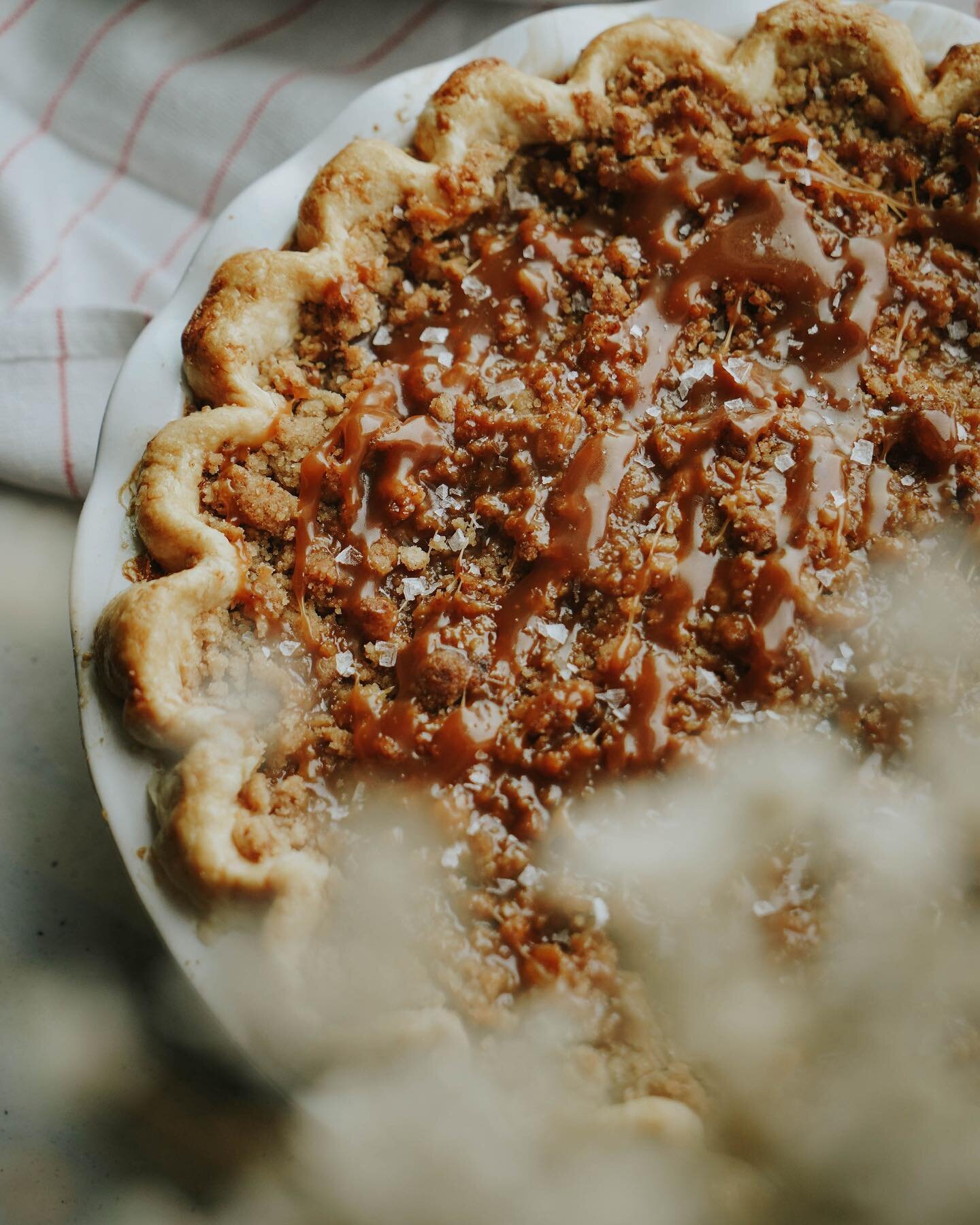 Today is the last day to order pie! Link is in bio to preorder. 

This salted caramel apple pie is from a styled shoot I got to be a part of last week. The photos are so dreamy! Luckily for you, this pie is available for pre-order for Thanksgiving. 
